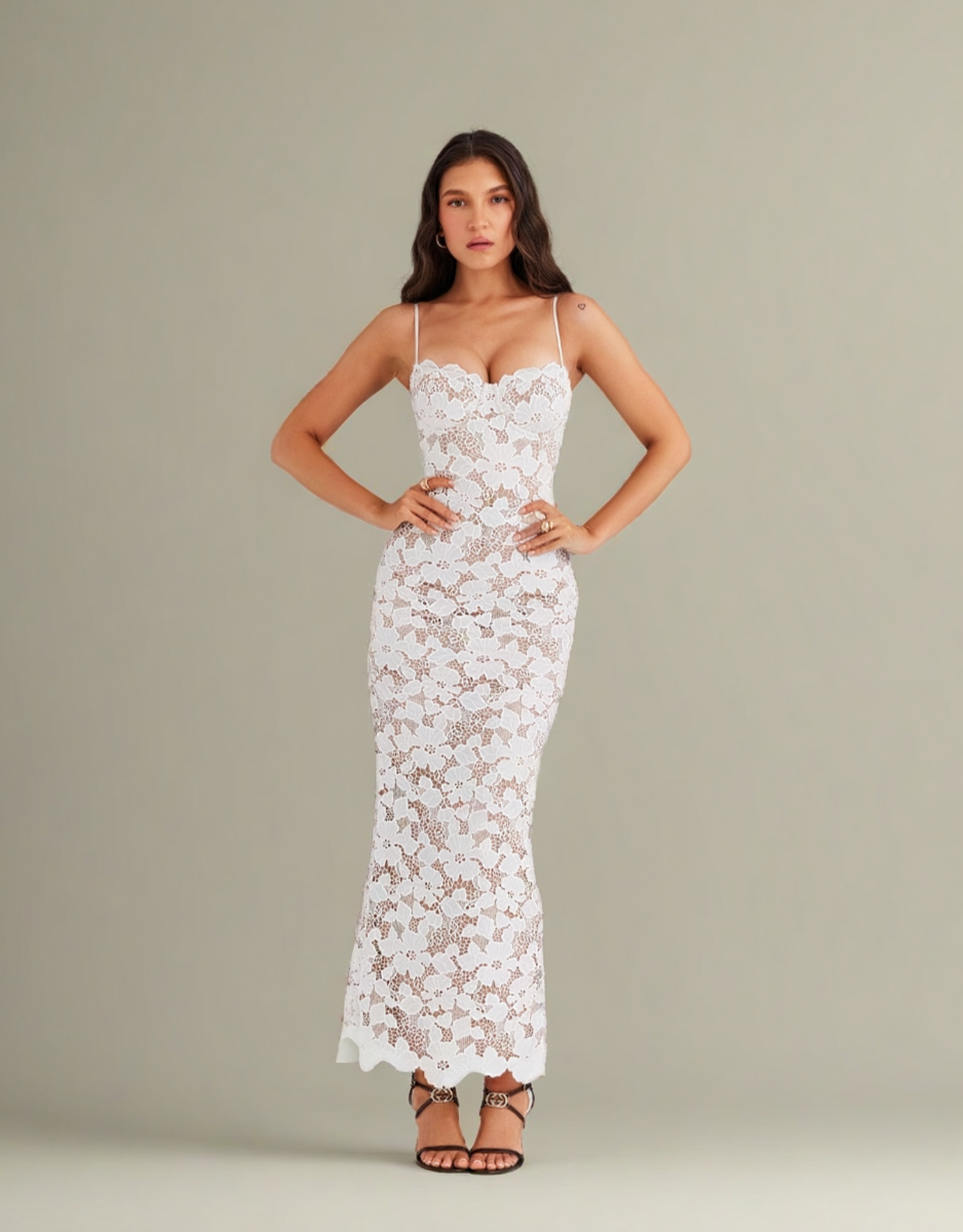 Robe Longue Élégante en Dentelle Blanche
