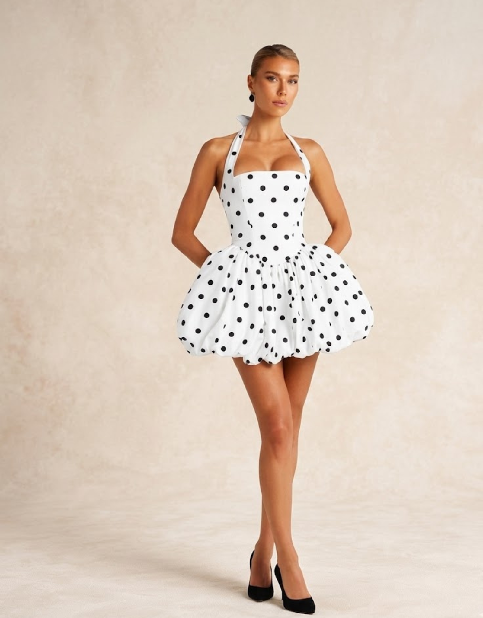 Robe courte à pois élégante pour soirées