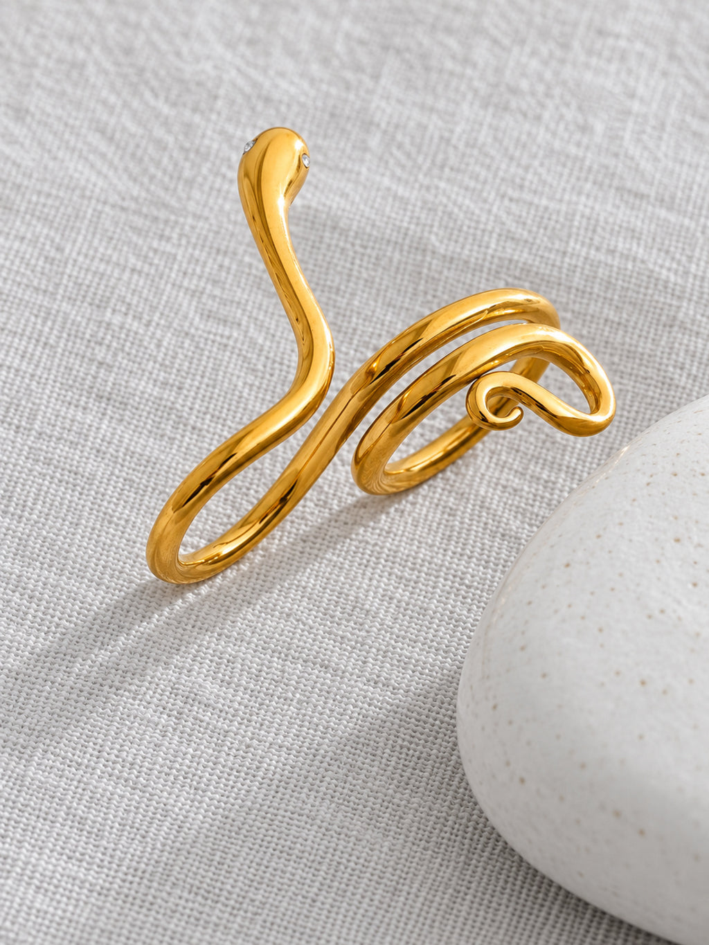 Serpente Double-Finger Ring — detail view