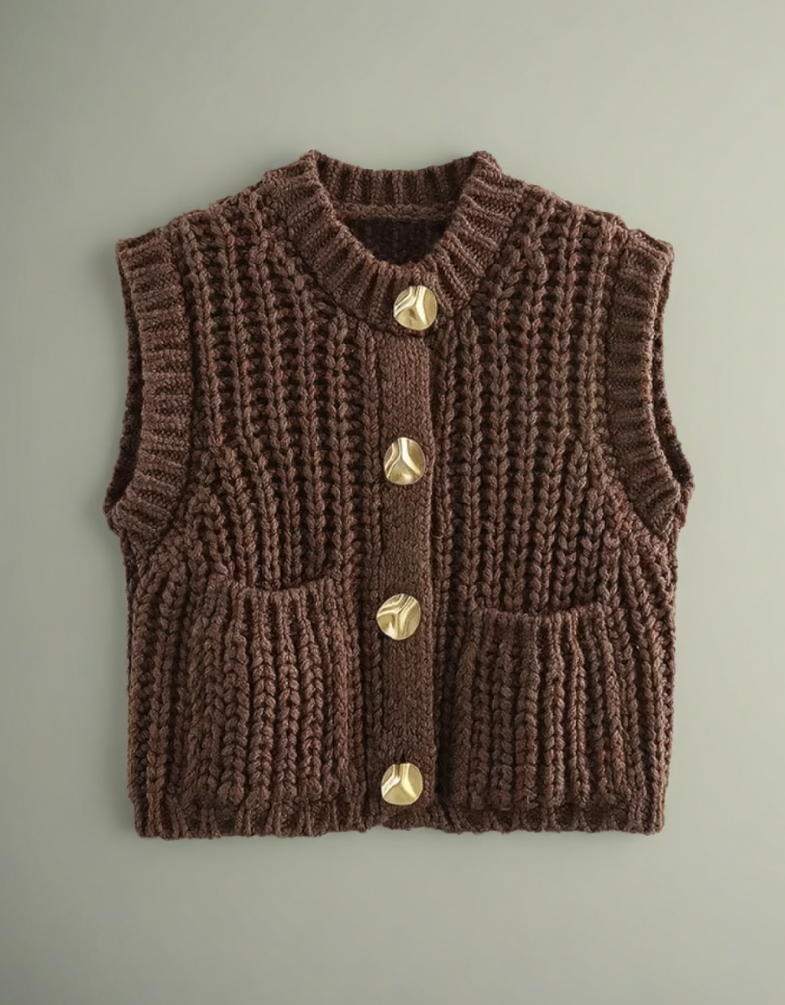 Gilet femme en maille marron avec boutons dorés et poches devant, idéal pour un style décontracté
