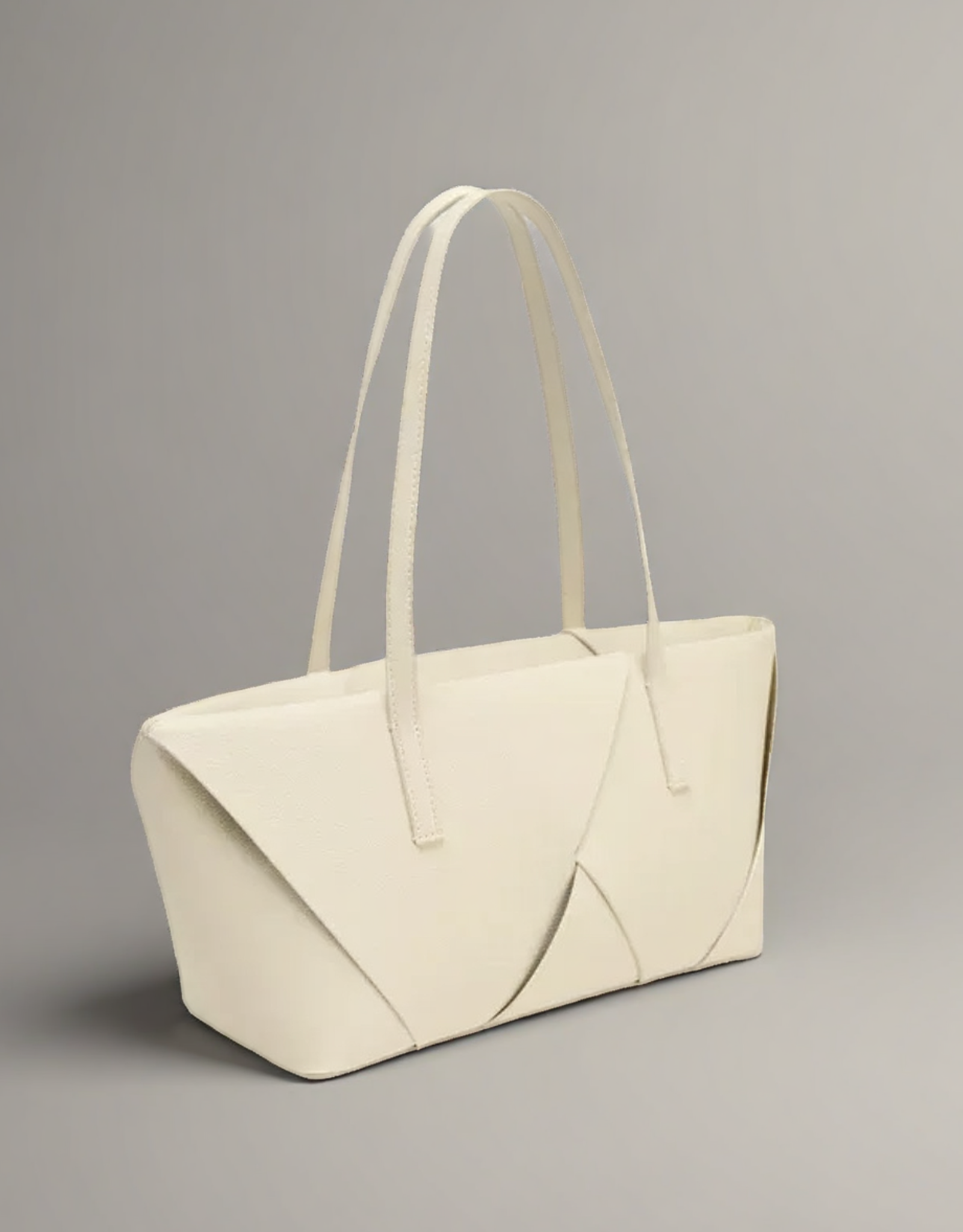 Grand sac cabas tressé femme en blanc avec une conception élégante et des poignées longues