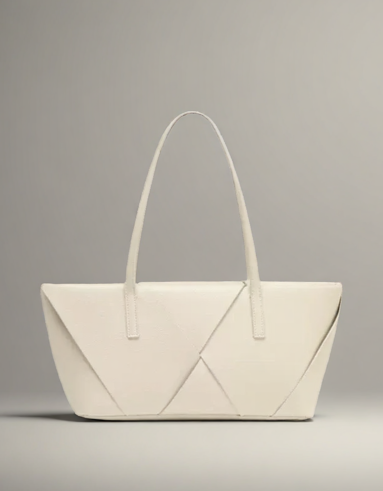Grand sac cabas tressé femme en blanc avec des poignées élégantes pour une utilisation quotidienne