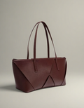 Grand sac cabas tressé femme en cuir bordeaux avec des poignées longues et un design élégant