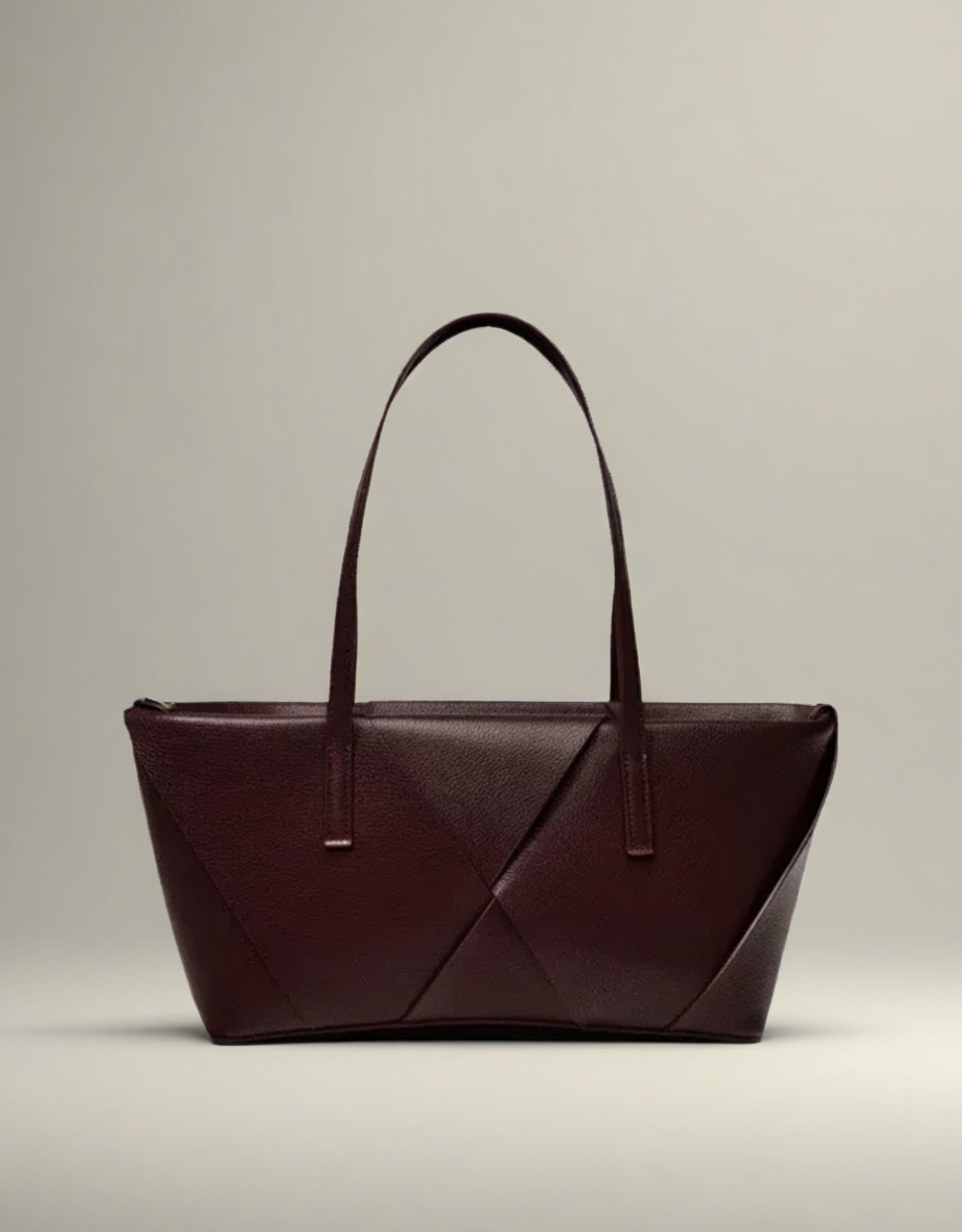 Grand sac cabas tressé femme en cuir bordeaux avec poignées élégantes pour un look chic