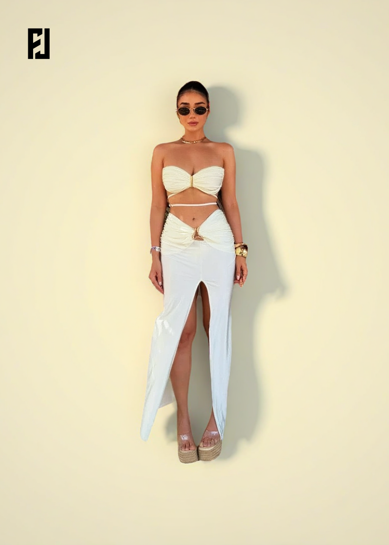 Femme portant un maillot crochet blanc avec une jupe fendue élégante et des lunettes de soleil stylées