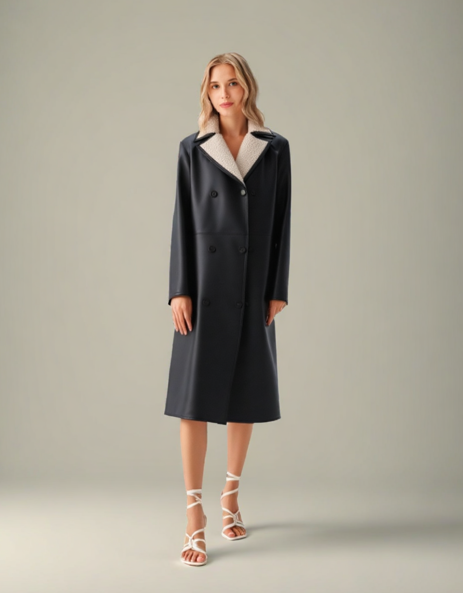 Manteau long femme élégant en noir avec col clair pour un look chic et moderne