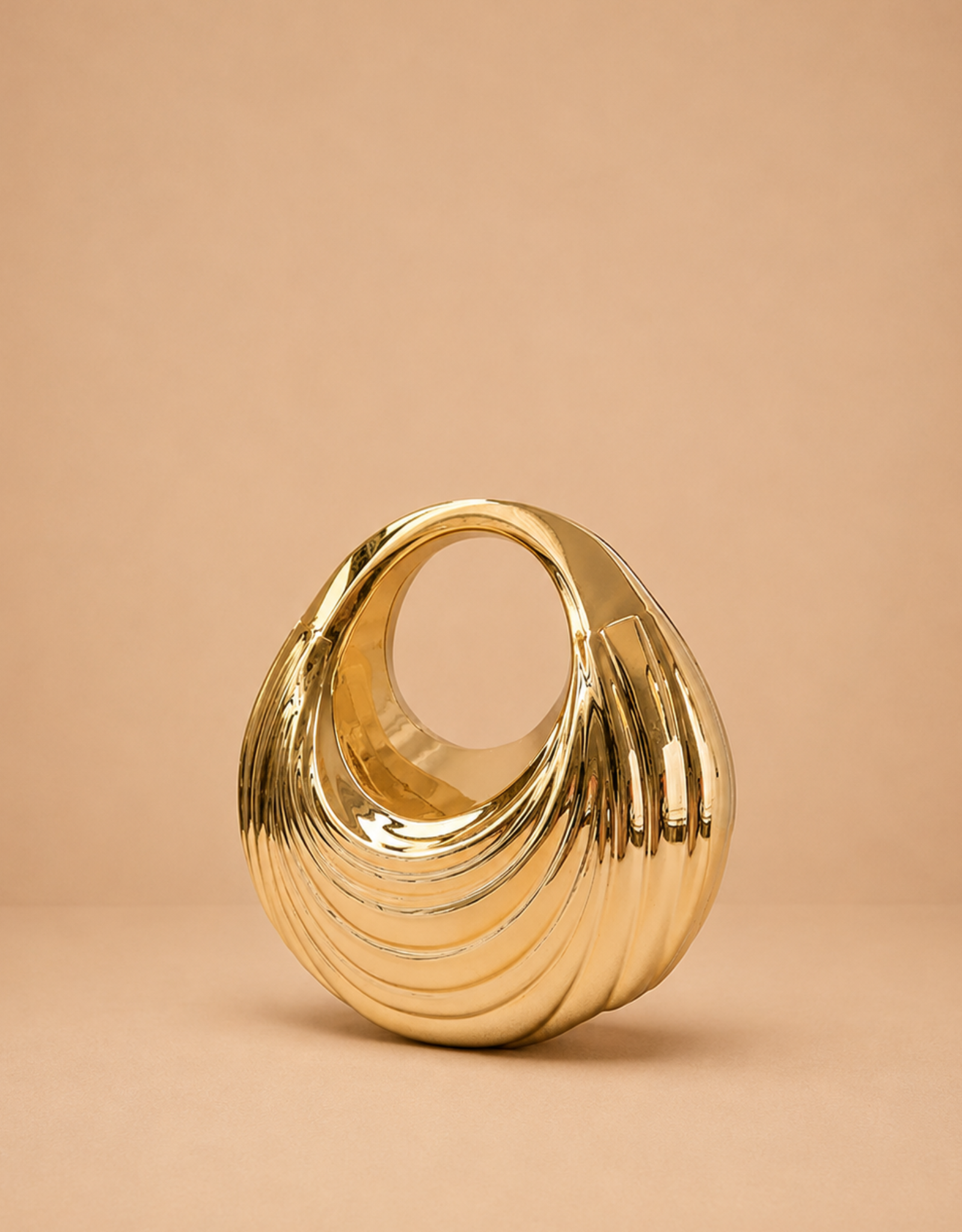 Minaudière dorée Fondelier avec un design en spirale élégant pour les soirées spéciales