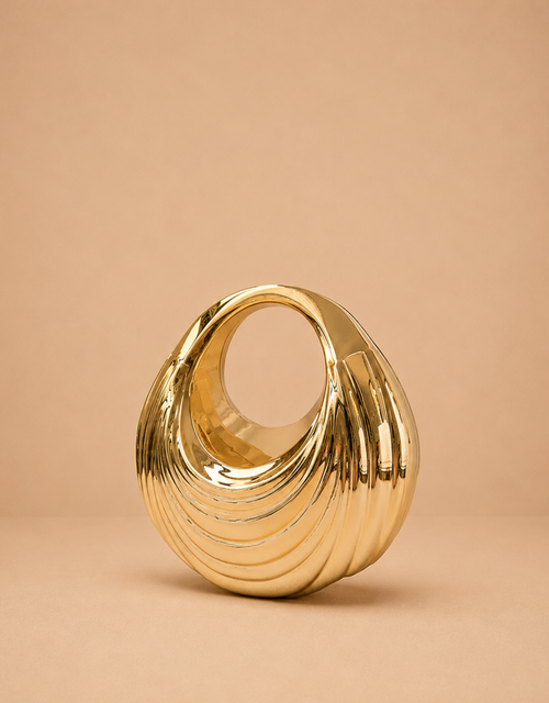 Minaudière dorée Fondelier avec un design en spirale élégant pour les soirées spéciales