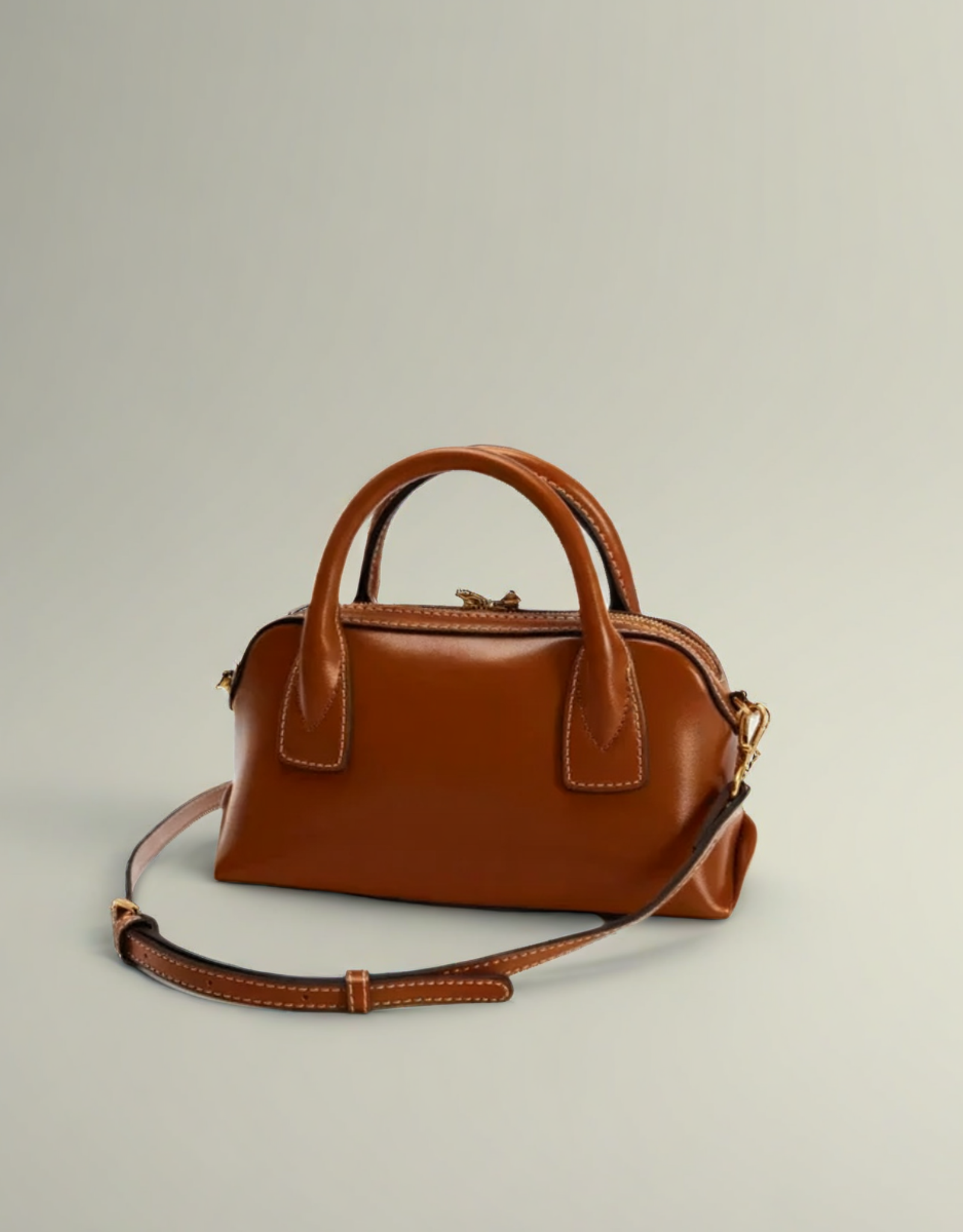Mini sac à main femme en cuir marron avec bandoulière ajustable et poignées élégantes