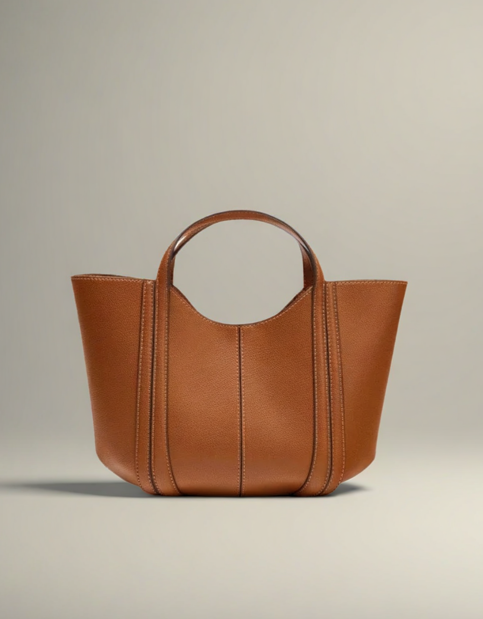 Mini sac à main tendance en cuir marron avec deux poignées élégantes pour un style moderne