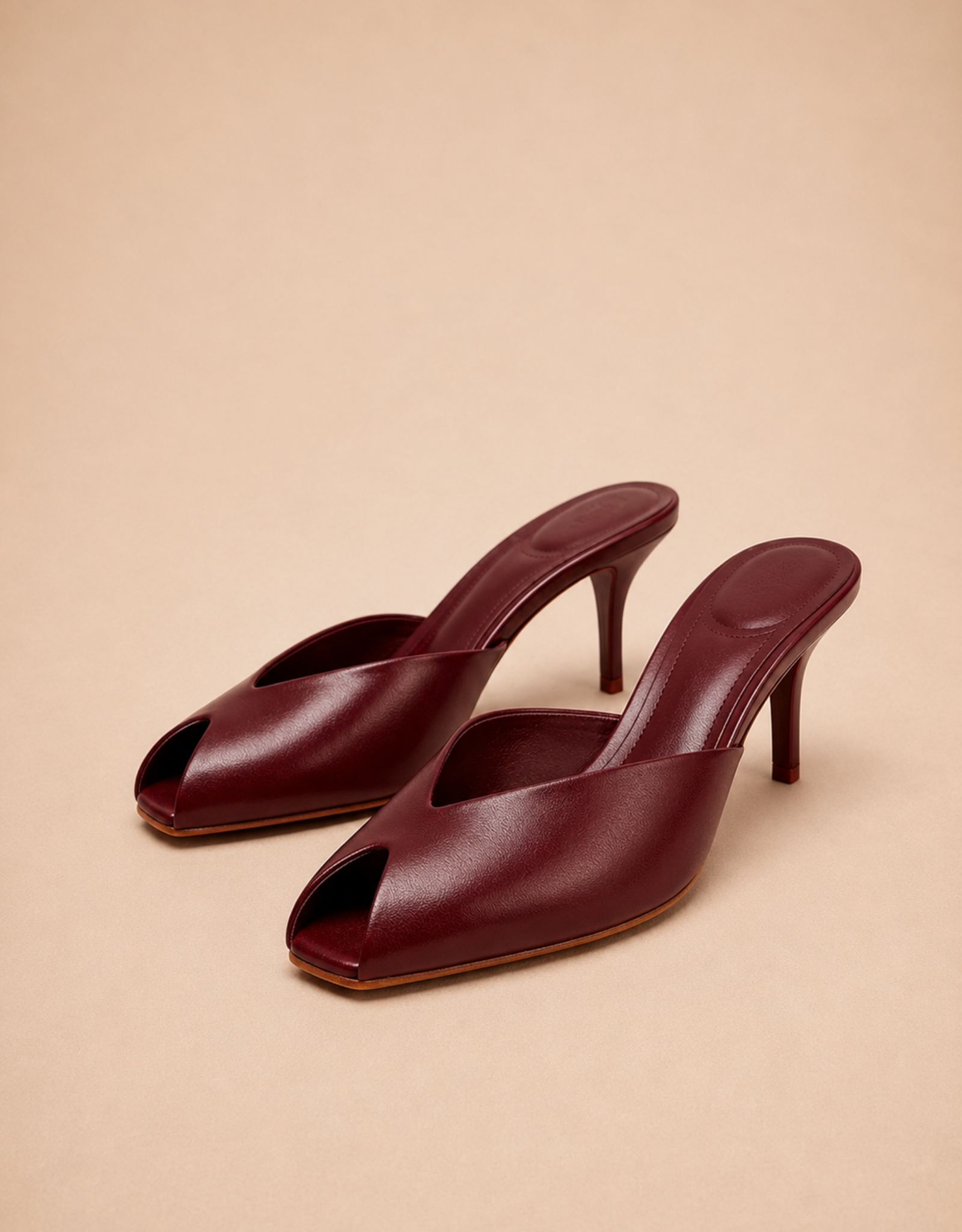 Mules femme en cuir bordeaux avec talon aiguille pour un style élégant et moderne