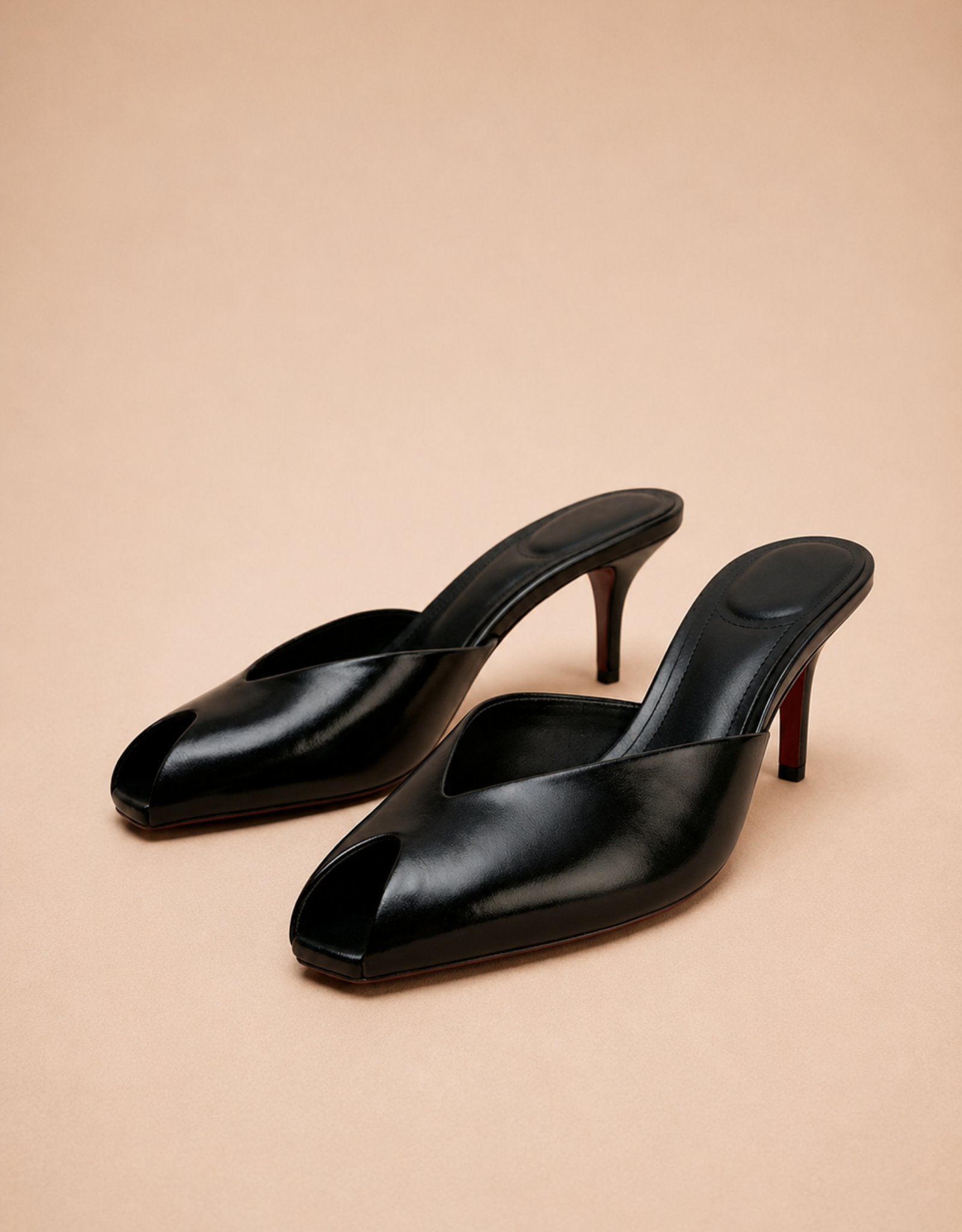 Mules femme en cuir noir à talons, style élégant et moderne pour un look chic