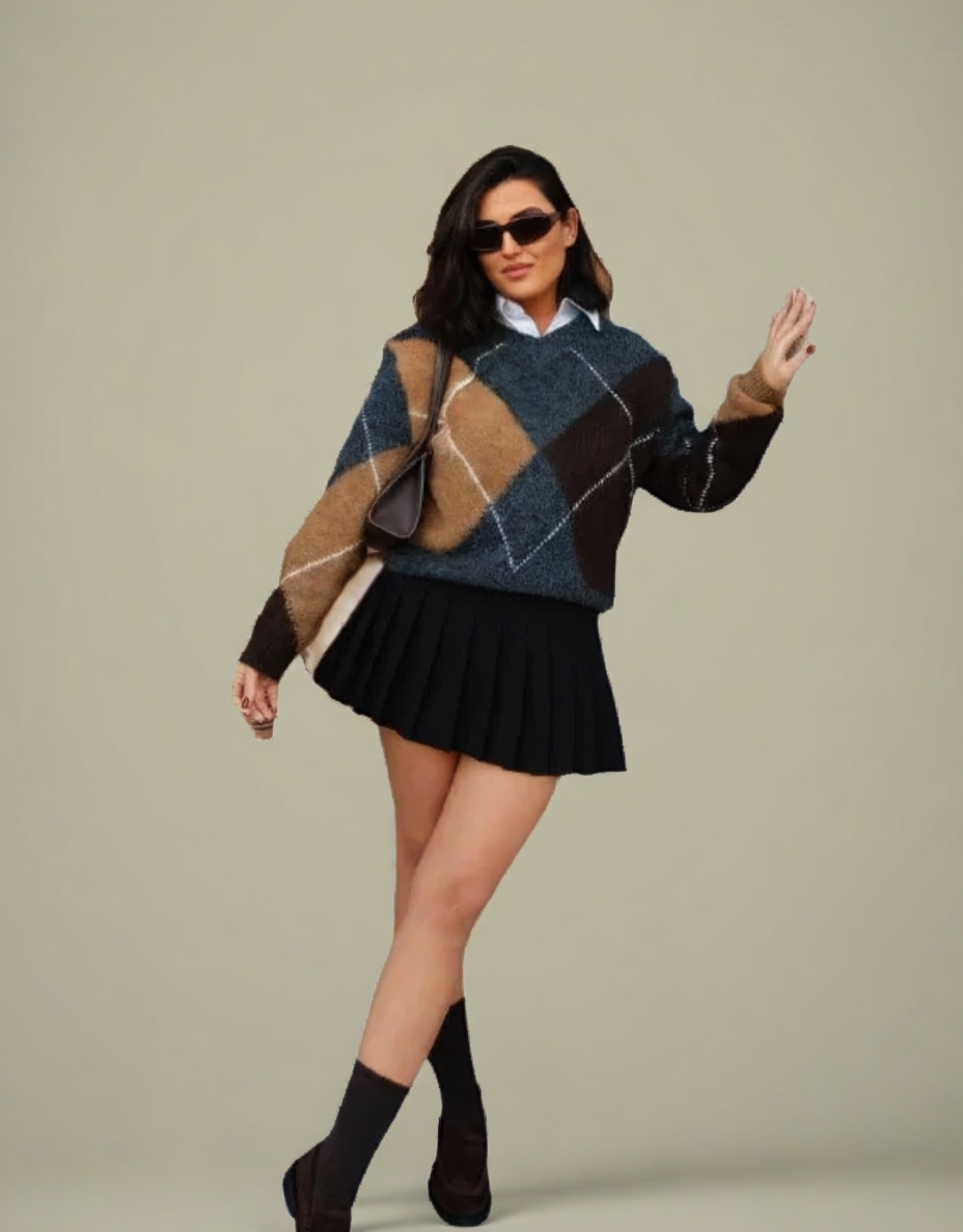 Pull femme col V à carreaux en coloris brun et bleu avec un look moderne et élégant