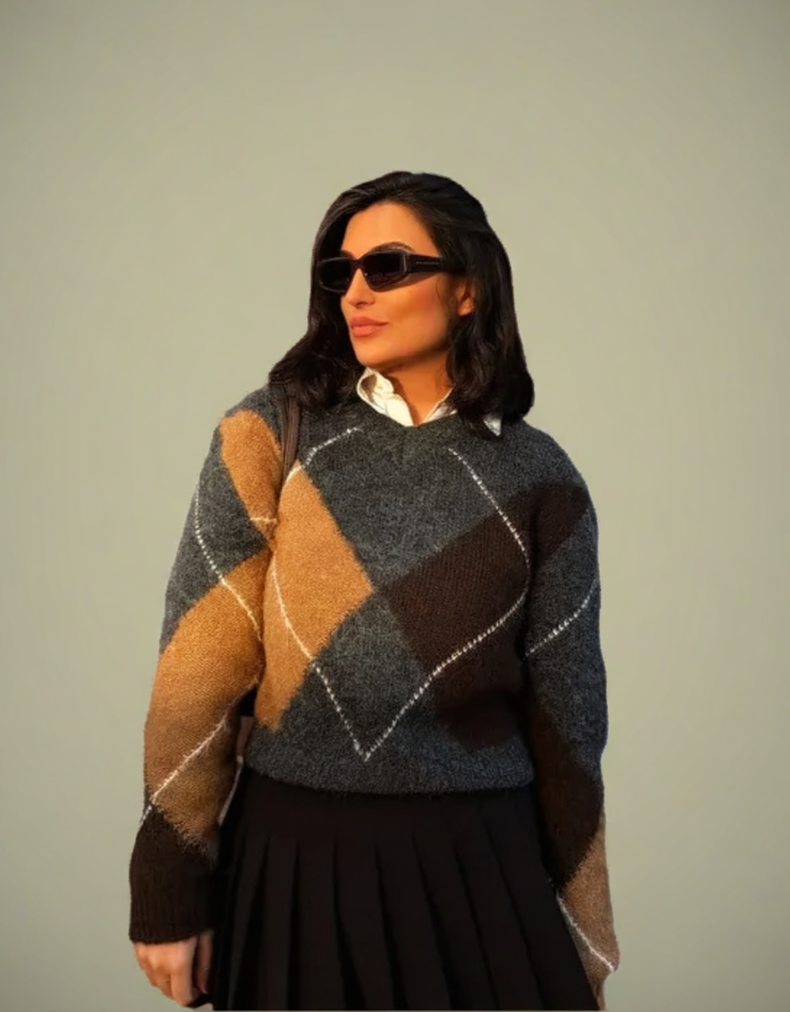 Pull femme col V à carreaux dans des tons gris et marron, parfait pour un look décontracté et tendance.