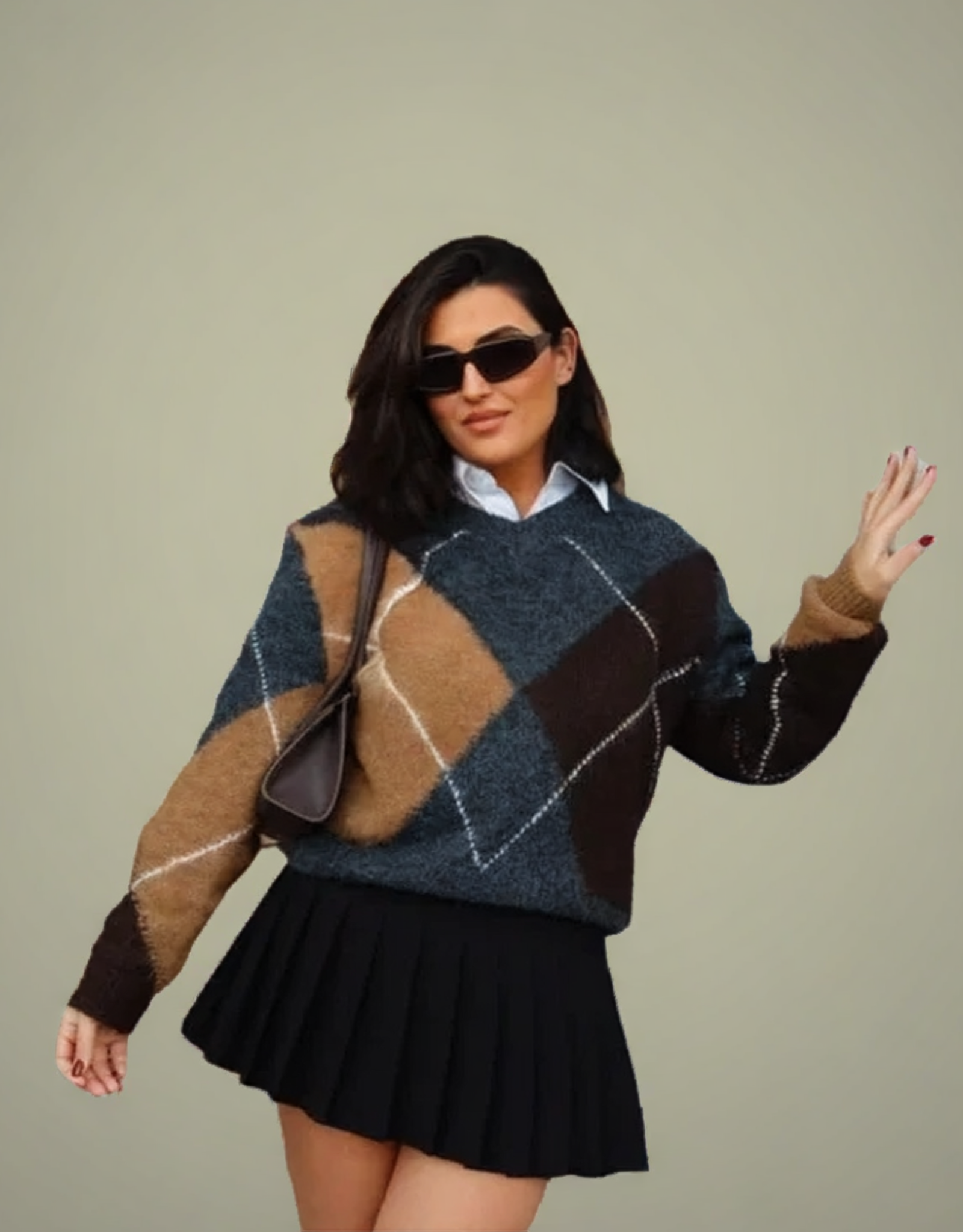 Pull femme col V à carreaux en noir, marron et gris, porté avec une jupe plissée