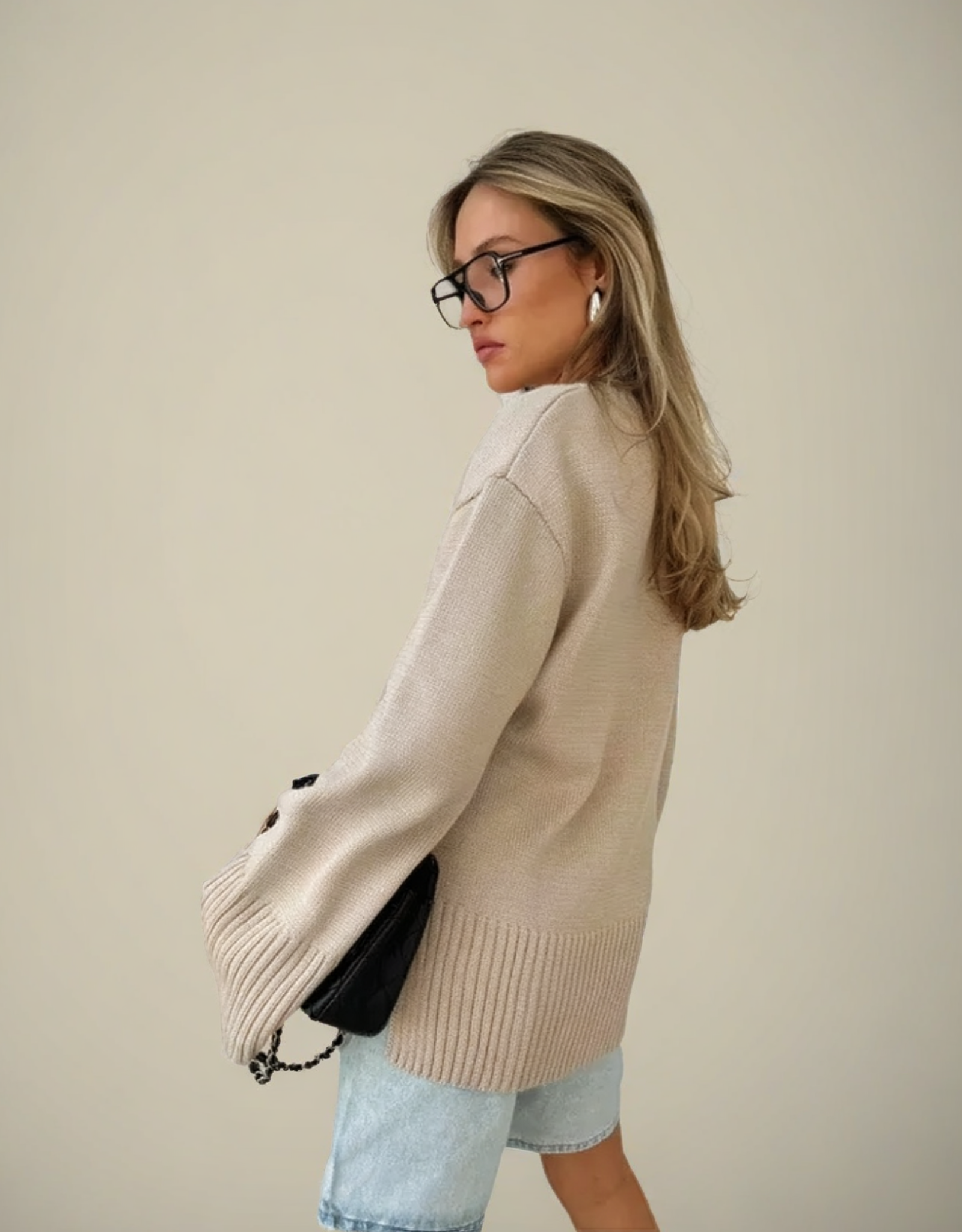Pull femme col V maille épaisse en beige avec manches amples et style décontracté