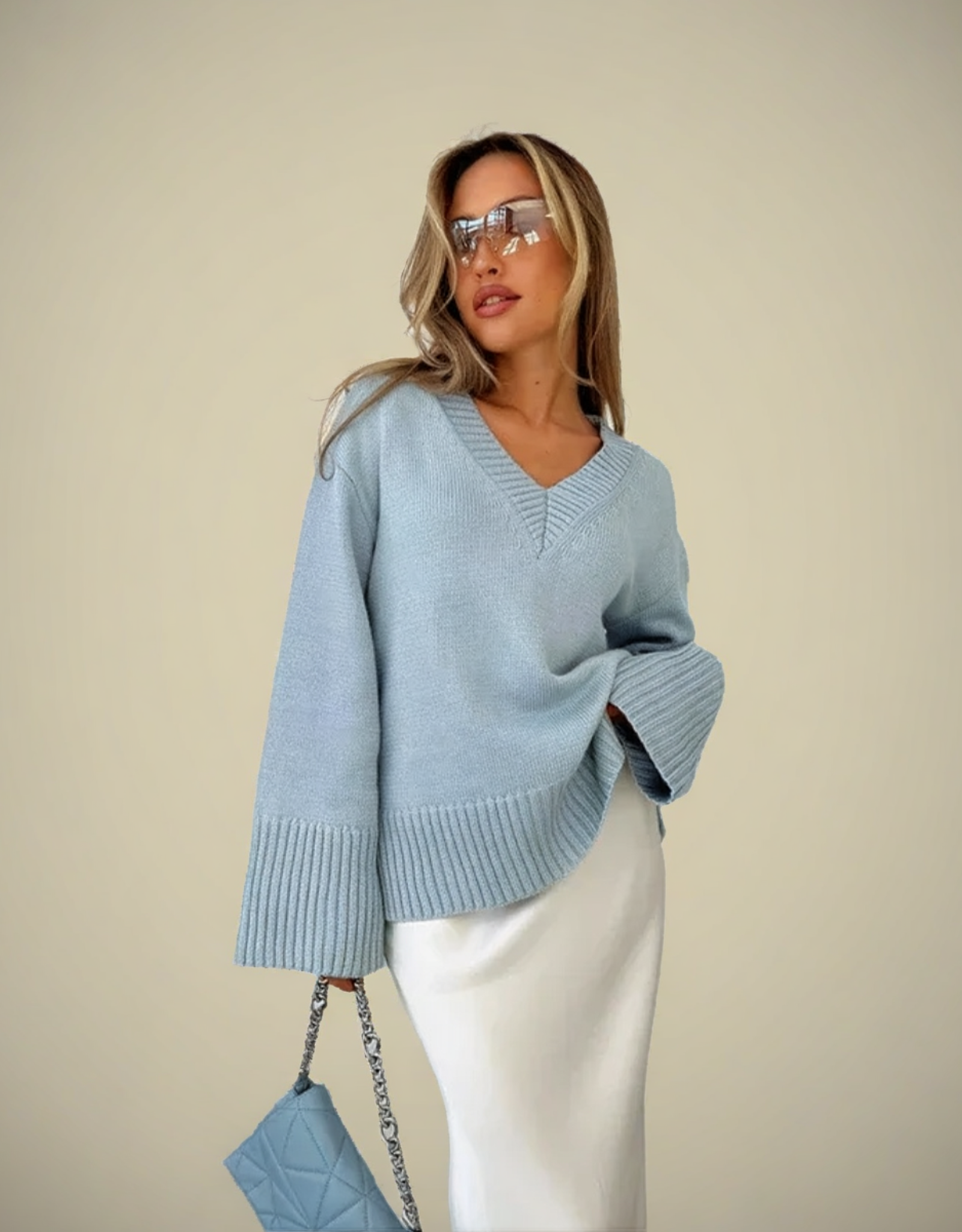 Pull femme col V maille épaisse en bleu avec manches évasées, parfait pour un look décontracté