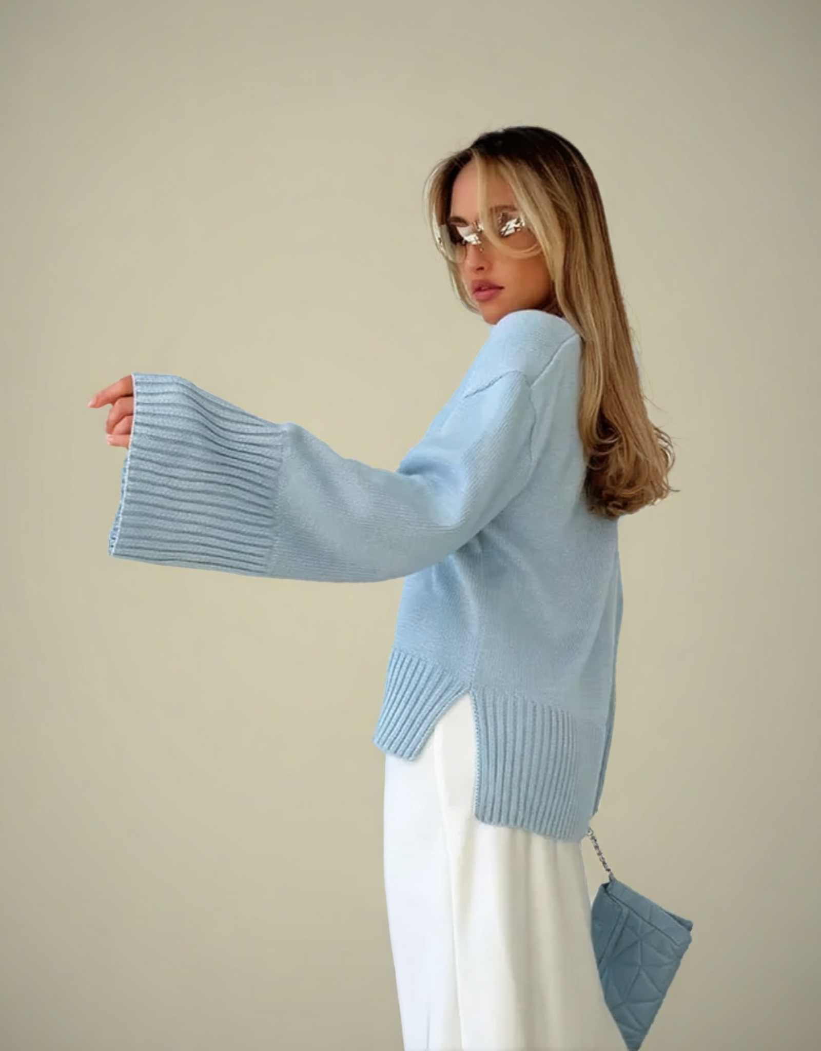 Pull femme col V maille épaisse bleu avec manches larges pour un style décontracté