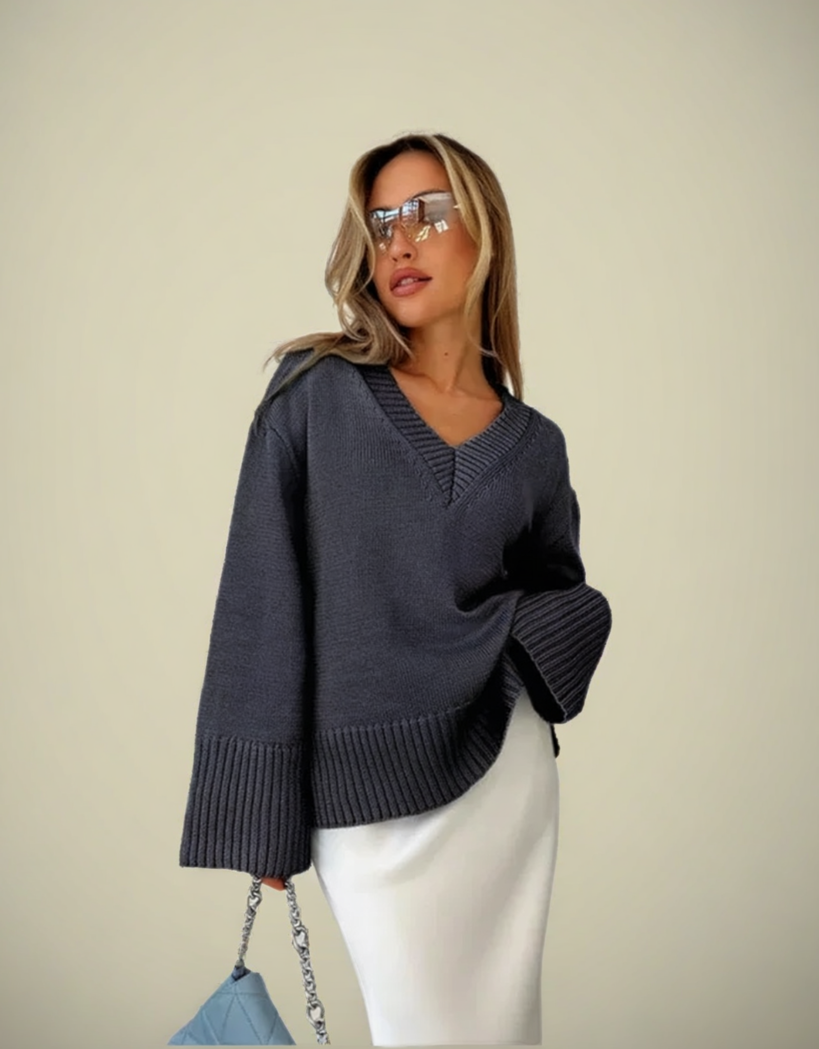 Pull femme col V maille épaisse gris, avec manches évasées, idéal pour un look tendance