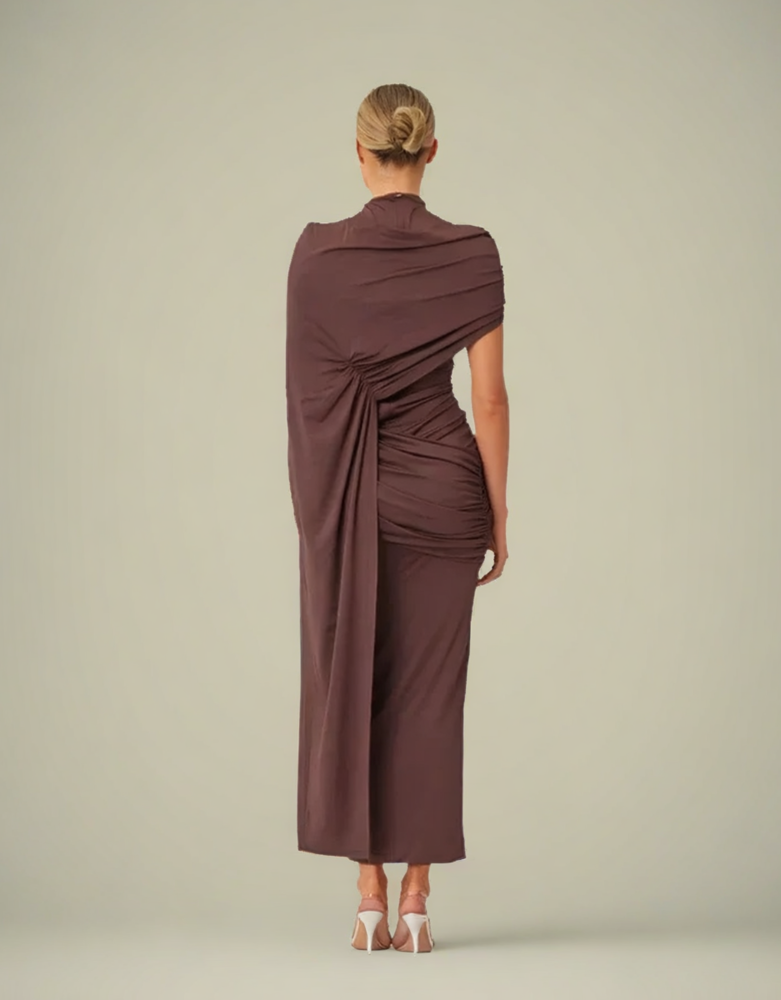 Robe courte élégante femme en tissu drapé avec un design moderne et stylé, vue de dos