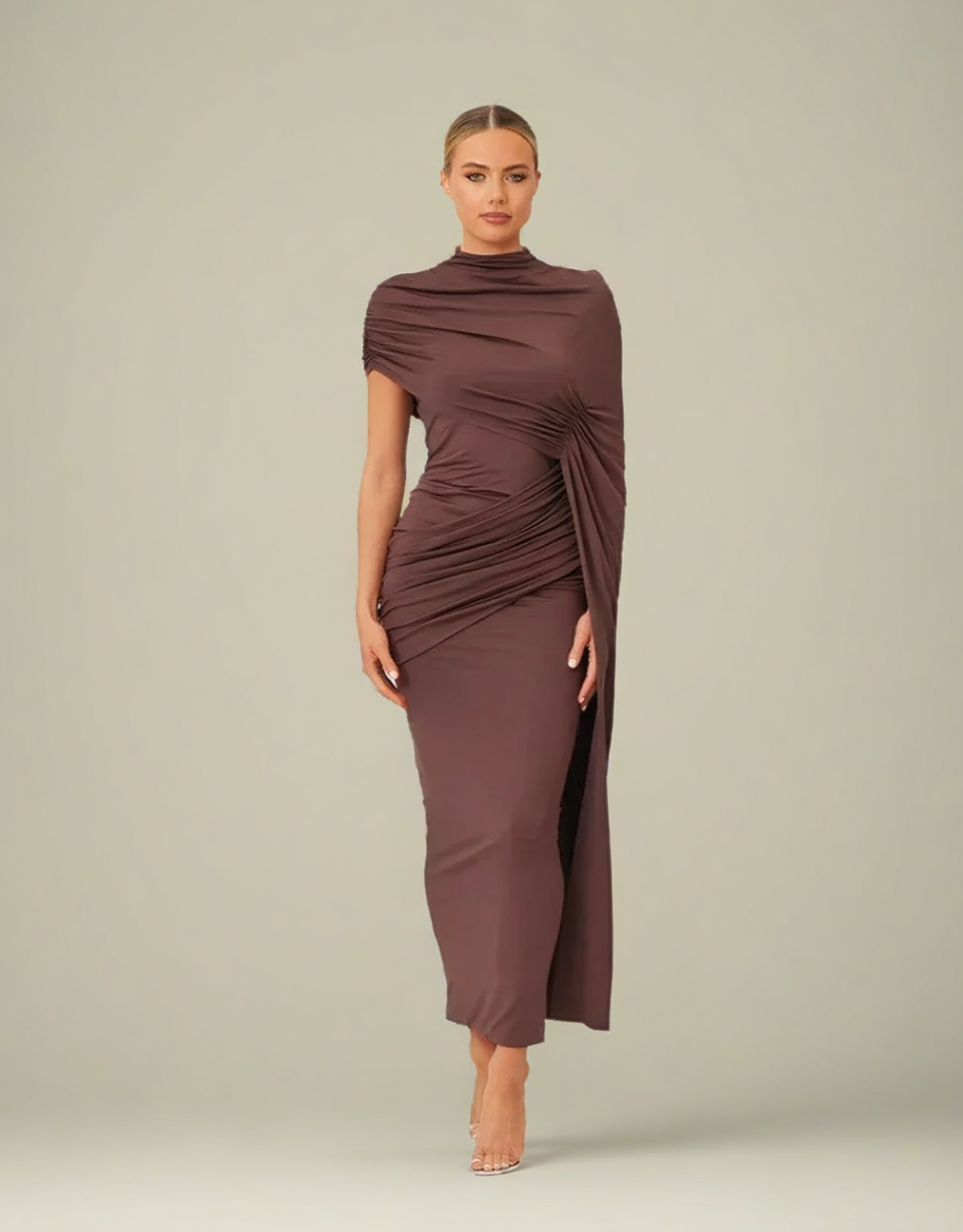 Robe courte élégante femme en tissu drapé marron avec une coupe chic et moderne