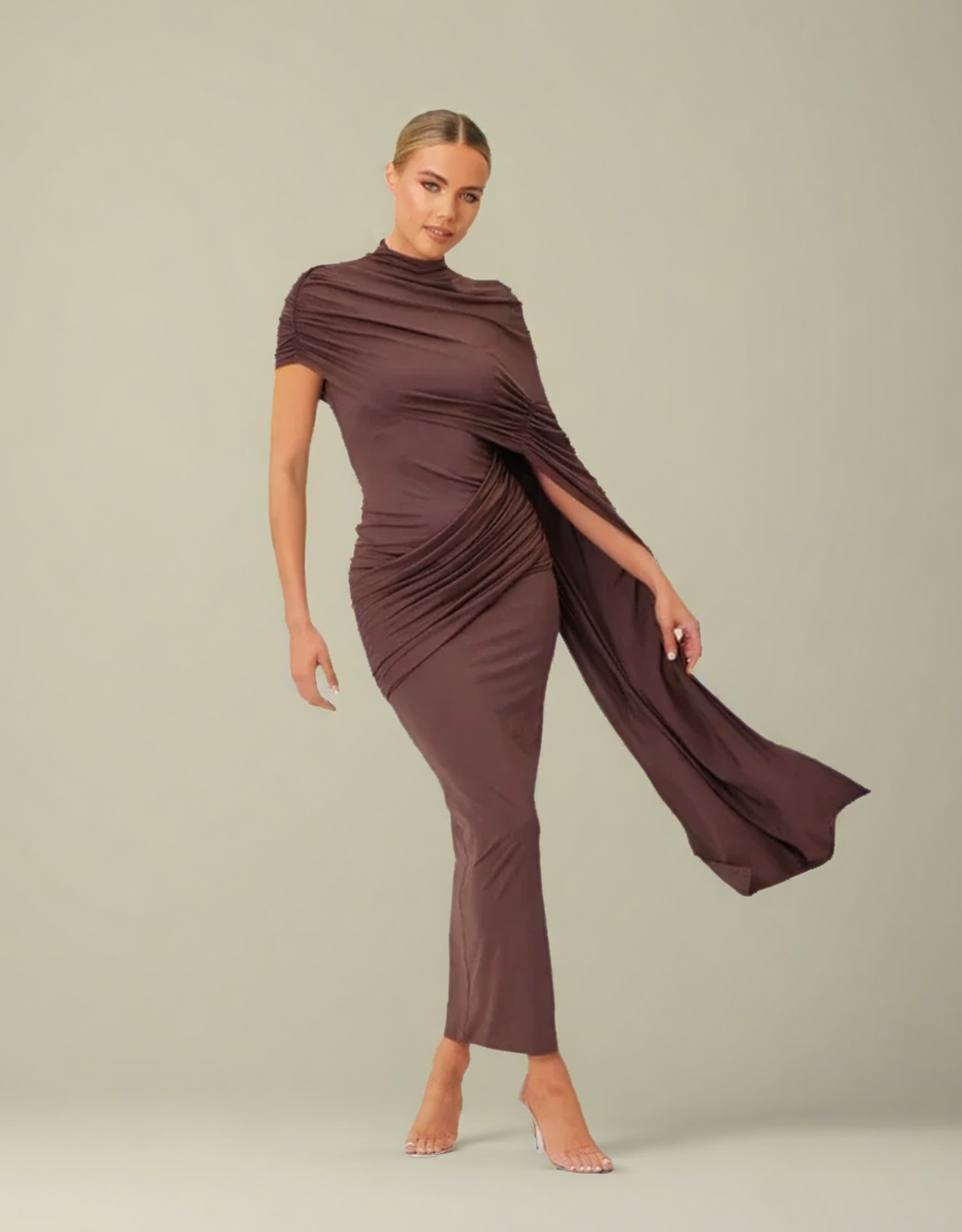 Robe courte élégante femme en tissu drapé marron, idéale pour les soirées chic
