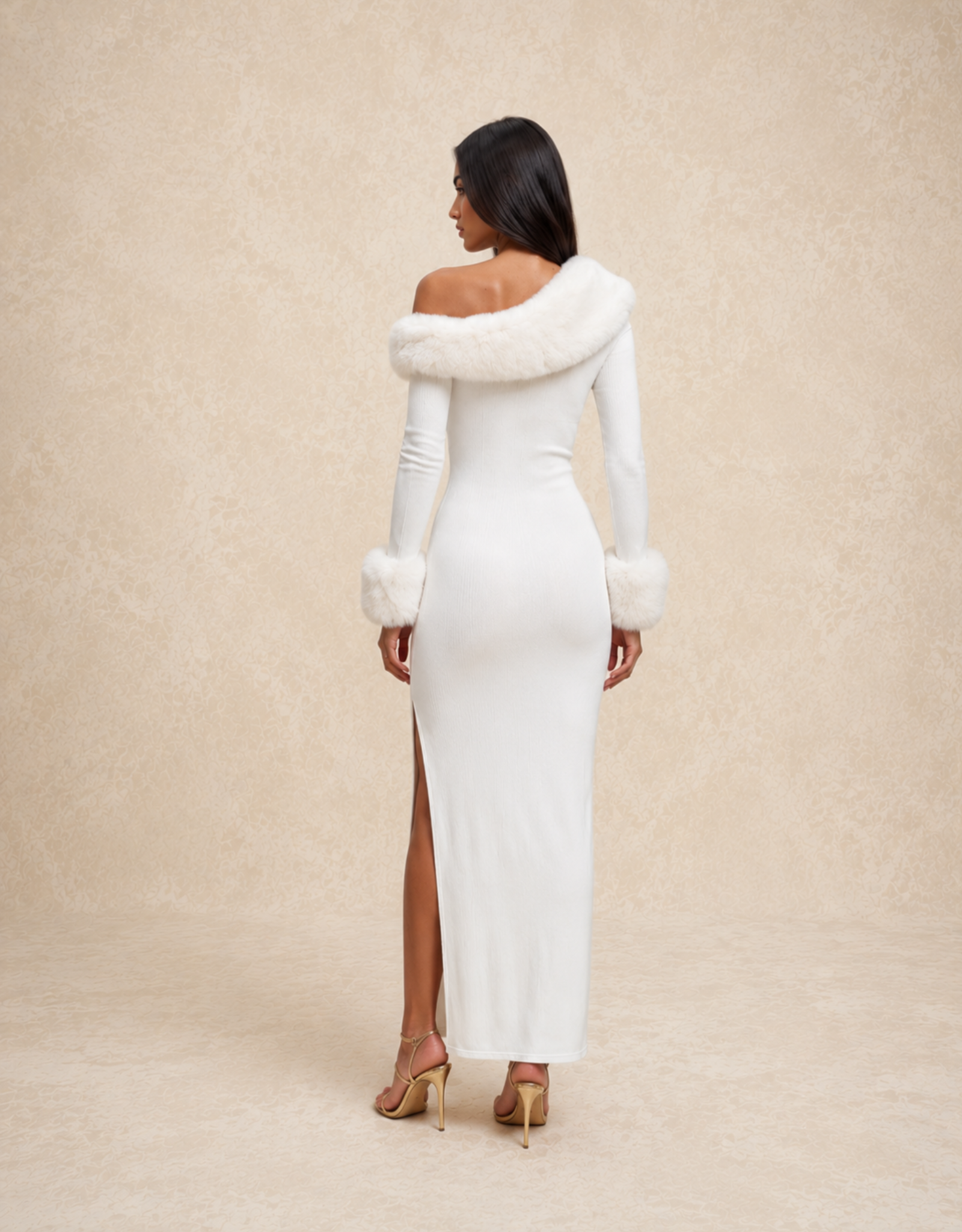 Robe de soirée blanche avec col en fausse fourrure et fente latérale élégante
