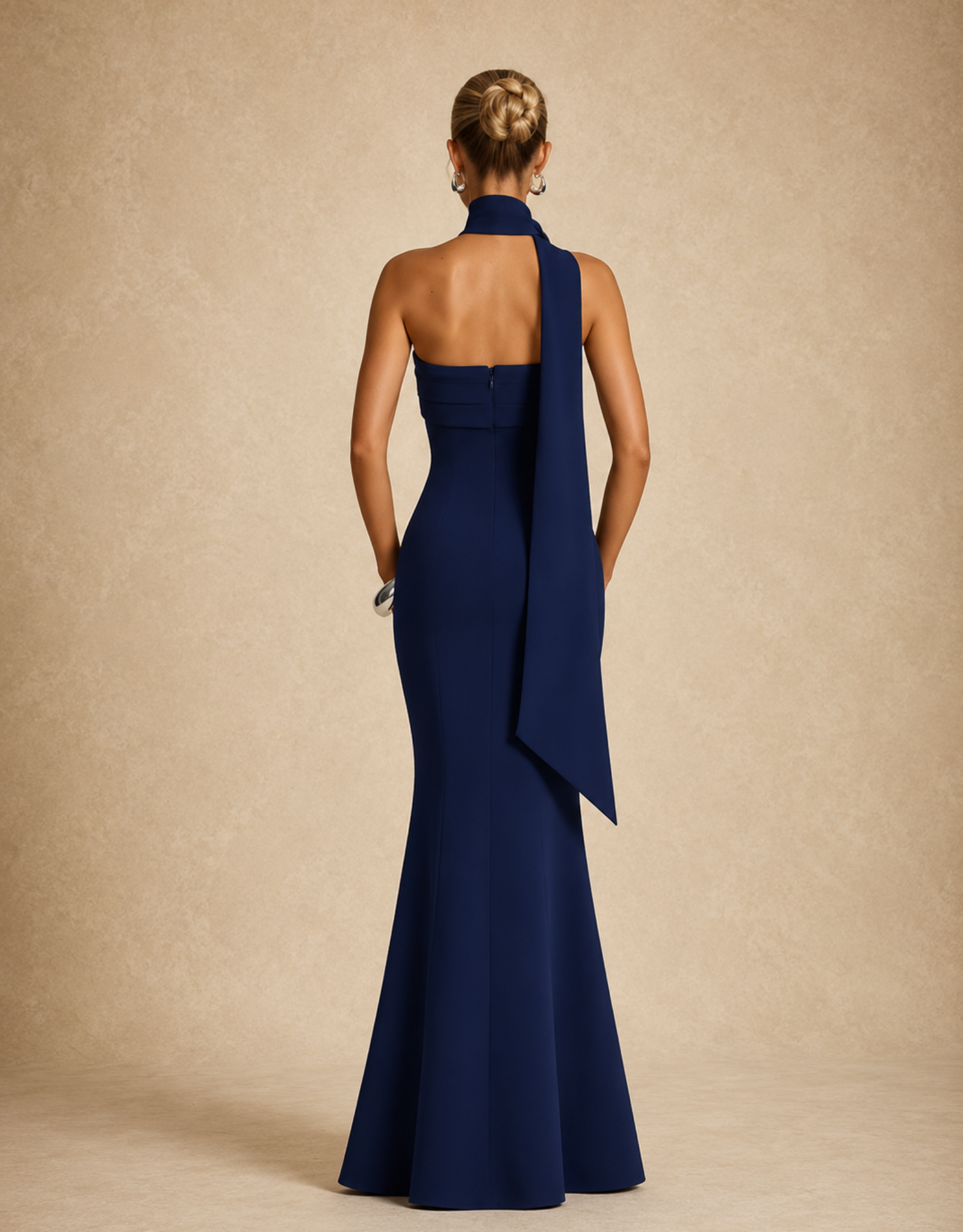 Robe de soirée Fondelier élégante bleu marine avec dos nu et traîne pour des occasions spéciales