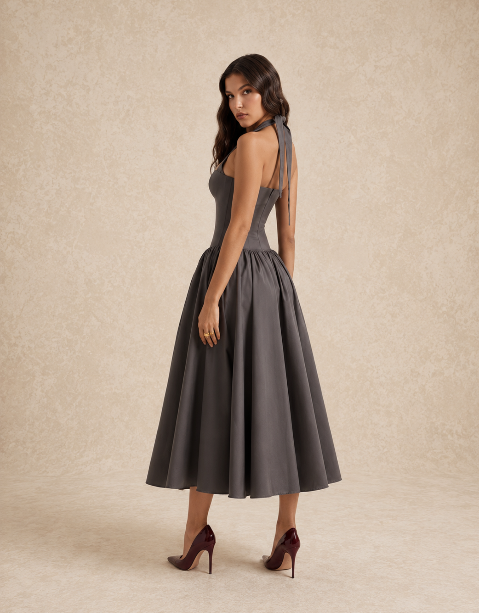 Robe de soirée Fondelier grise à dos nu avec jupe évasée pour des occasions élégantes