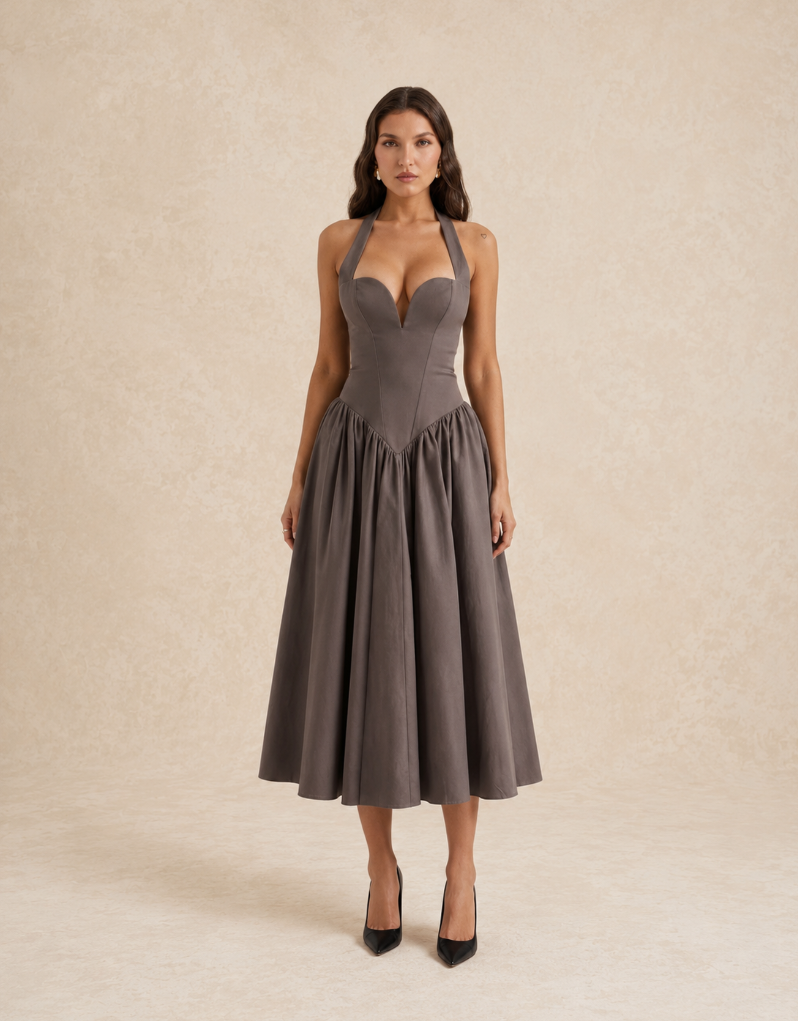 Robe de soirée Fondelier en gris avec décolleté plongeant et jupe évasée élégante