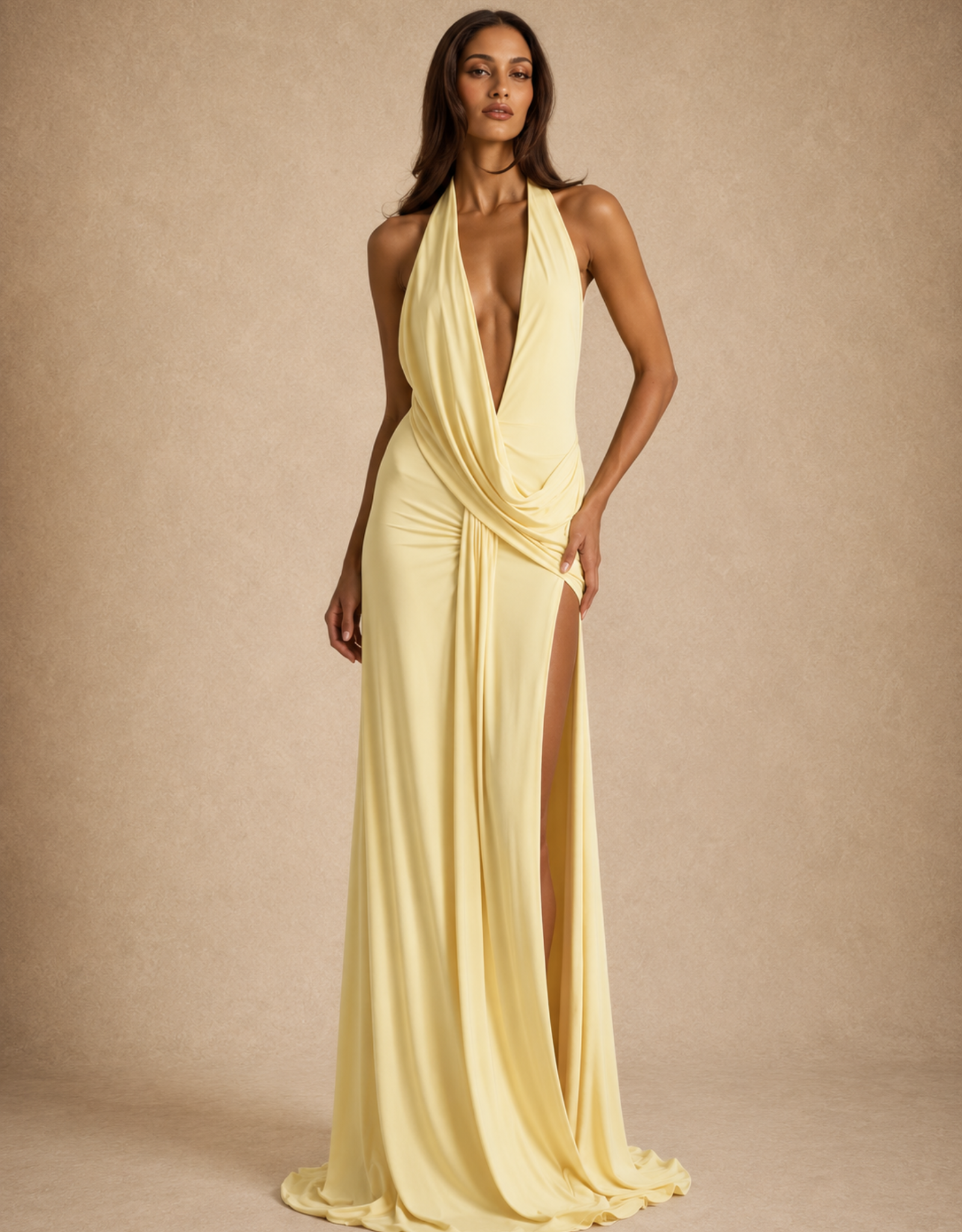 Robe de soirée jaune avec décolleté plongeant et fente élégante pour un look sophistiqué