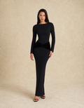 Robe de soirée noire à manches longues avec drapé élégant pour occasions spéciales