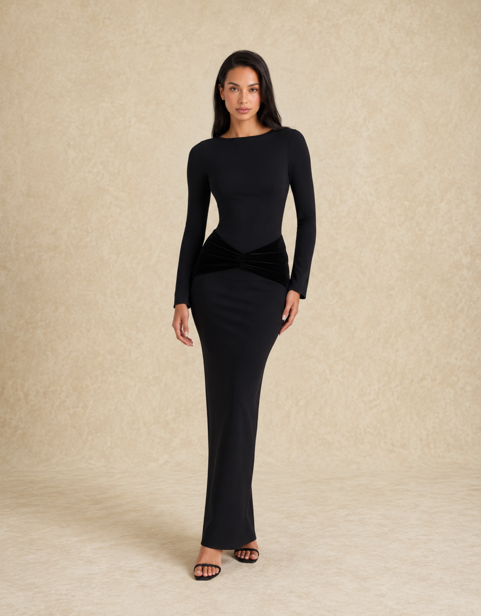 Robe de soirée noire à manches longues avec drapé élégant pour occasions spéciales
