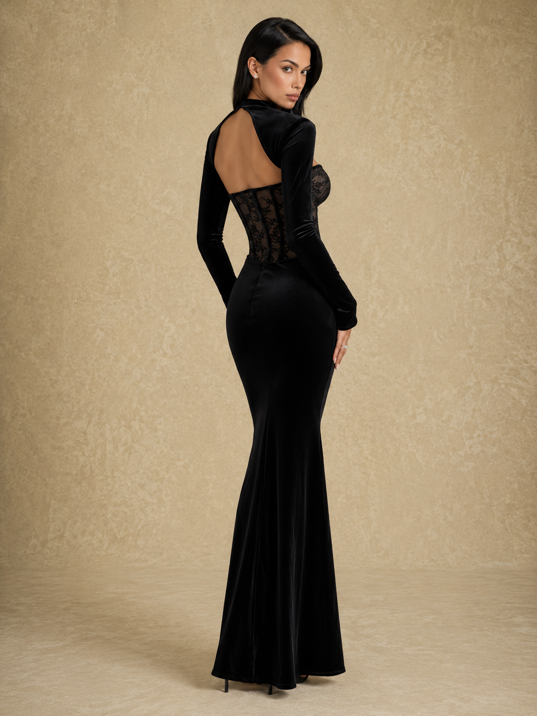 Robe de soirée en velours noir avec un dos dénudé et des manches longues pour une élégance raffinée