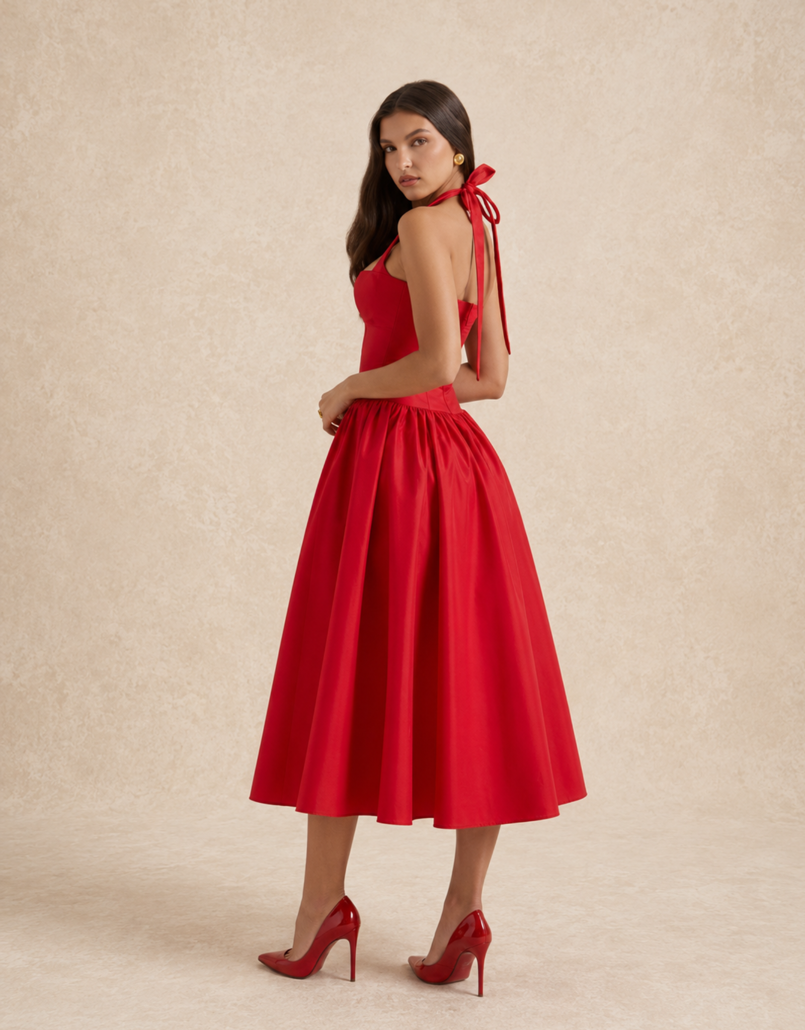 Robe de soirée rouge avec décolleté élégant et nœud dans le dos, parfaite pour les événements raffinés