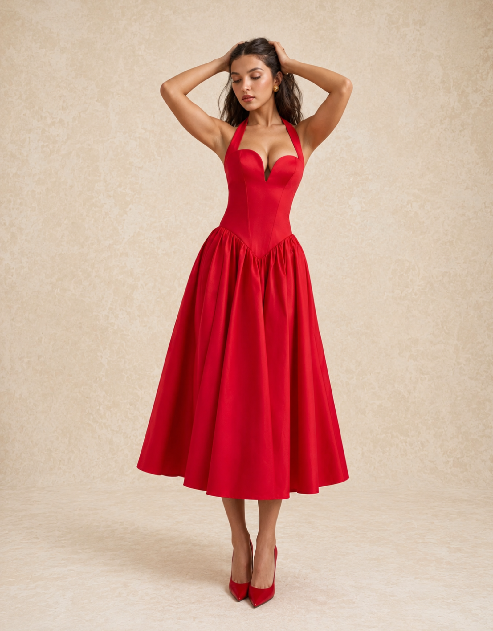 Robe de soirée rouge avec décolleté en V et jupe évasée pour une allure élégante