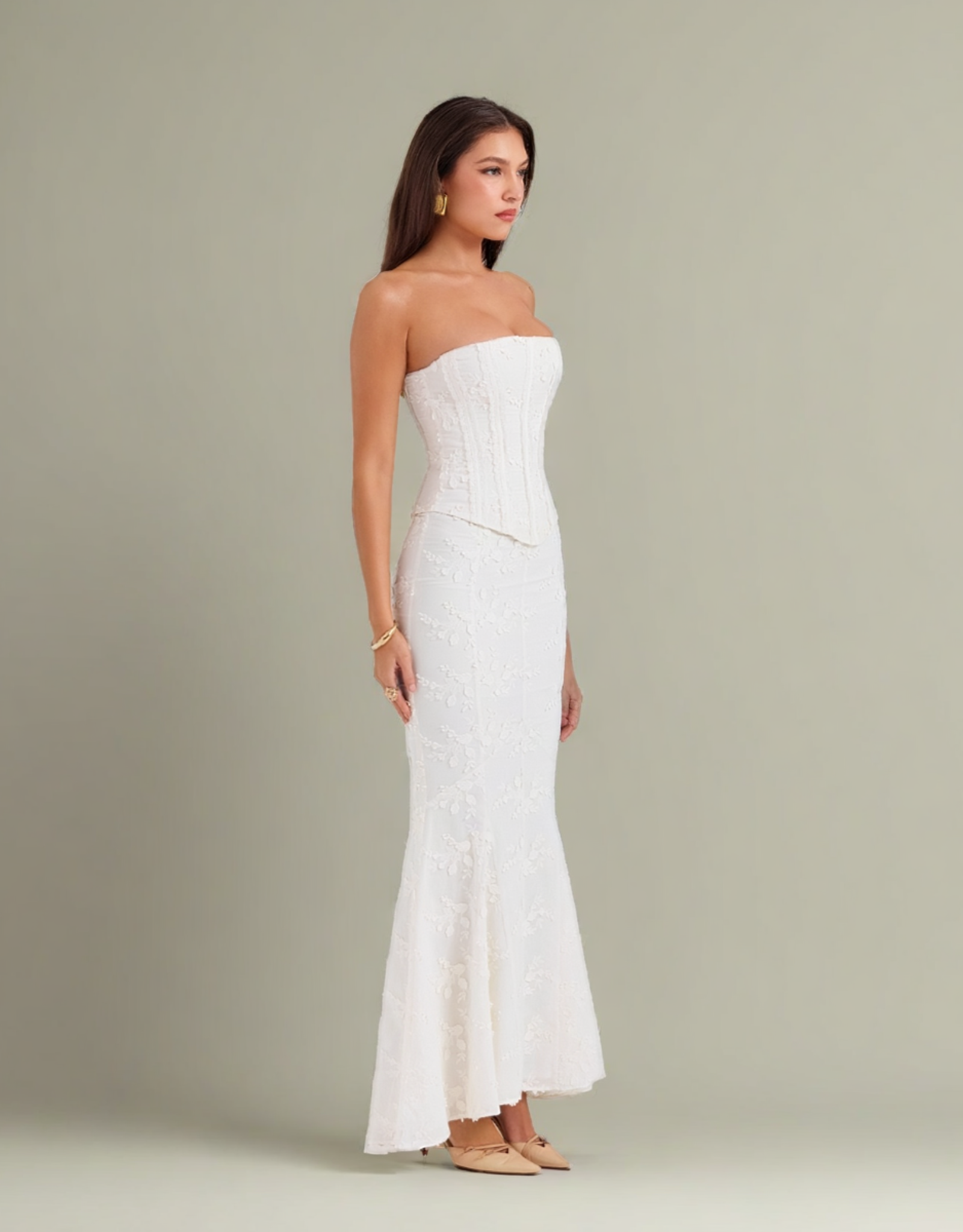 Robe deux pièces blanche élégante avec corset et jupe évasée pour un look raffiné