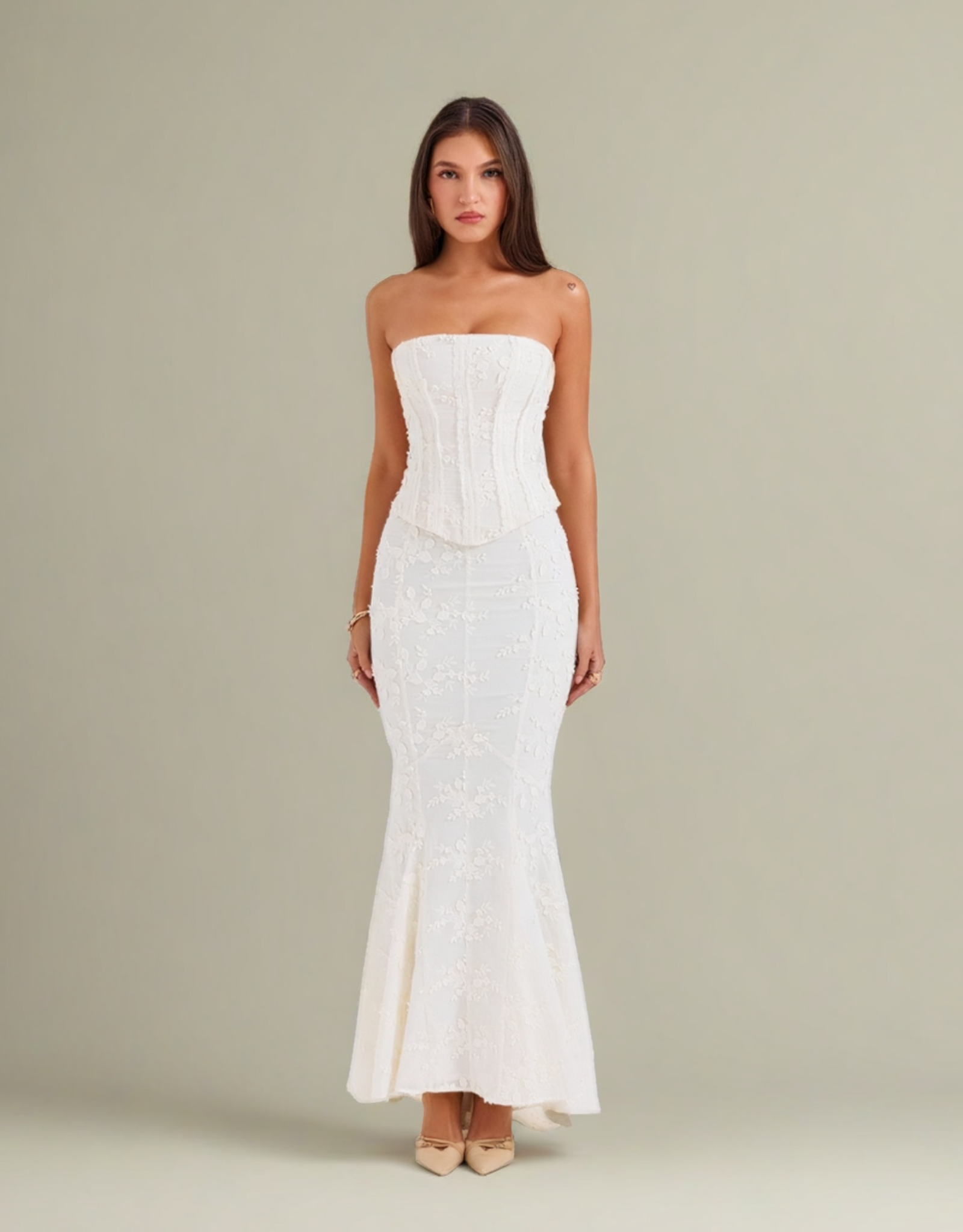 Robe deux pièces blanche élégante avec corsage sans bretelles et jupe longue évasée