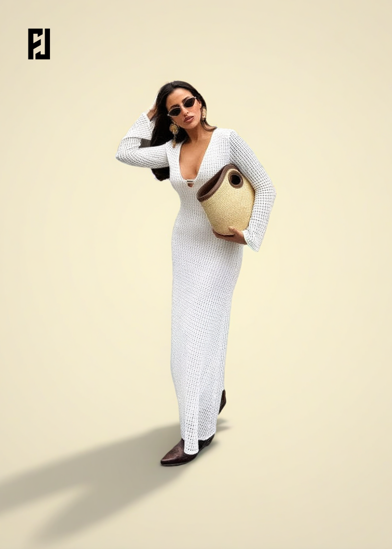 Modèle portant une robe longue blanche élégante avec un décolleté et un sac tendance.