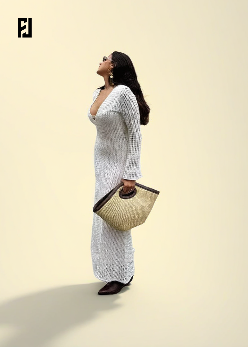 Femme portant une robe longue blanche élégante avec un sac en osier et des boucles d'oreilles stylées