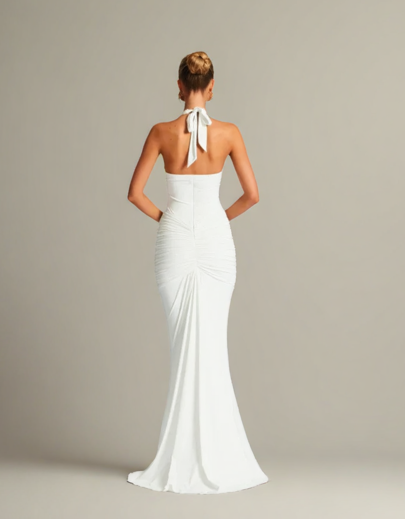 Robe longue dos nu blanche avec un design moulant et des poches pratiques