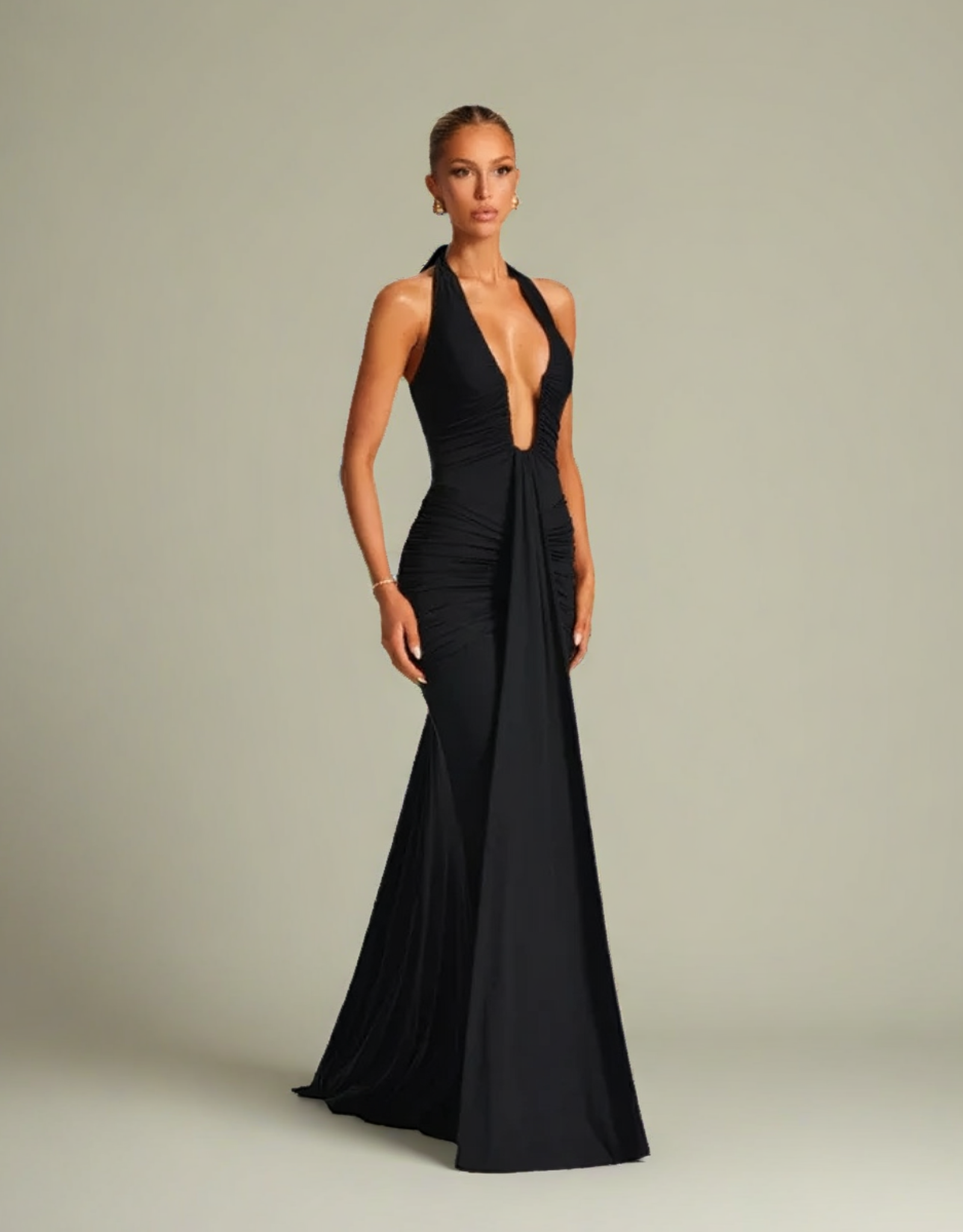 Robe longue dos nu en noir ajustée avec décolleté plongeant et drapé élégant