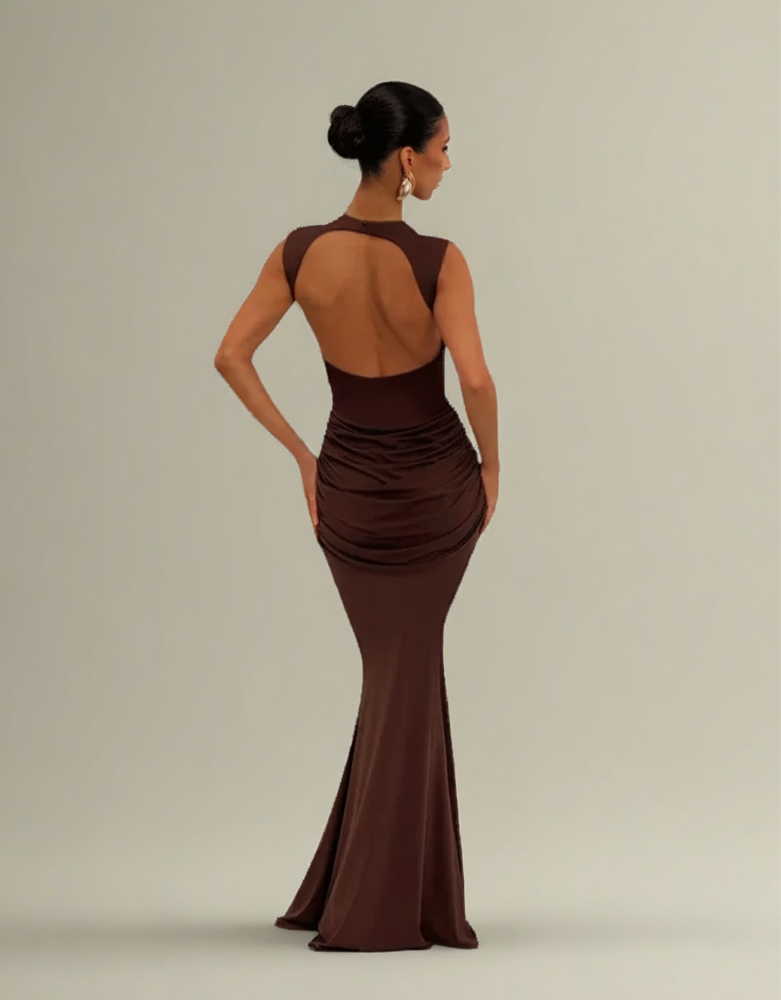 Robe longue dos nu élégante en chocolat avec un design moulant et un décolleté au dos.