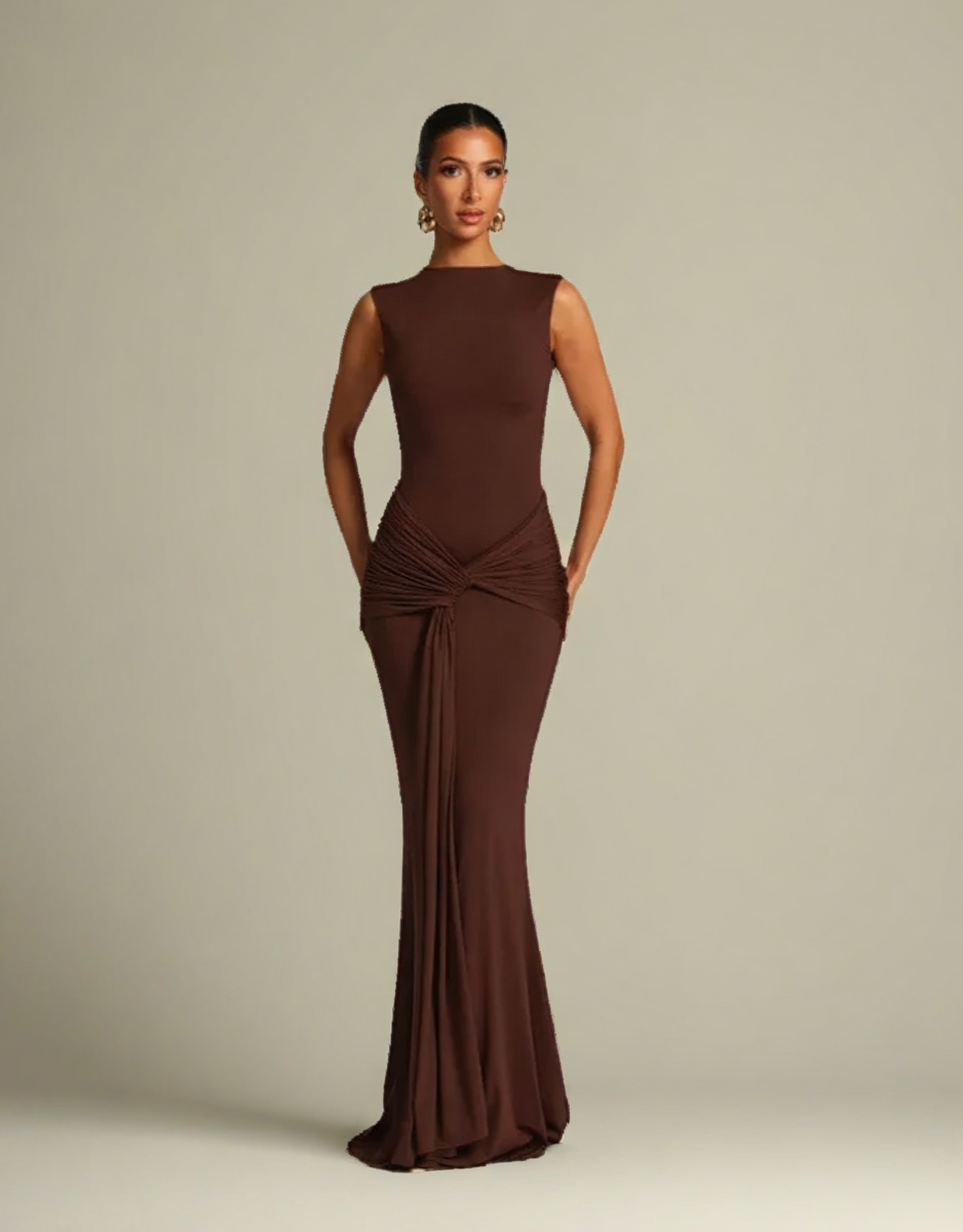 Robe longue dos nu élégante en chocolat avec un design ajusté et une silhouette fluide