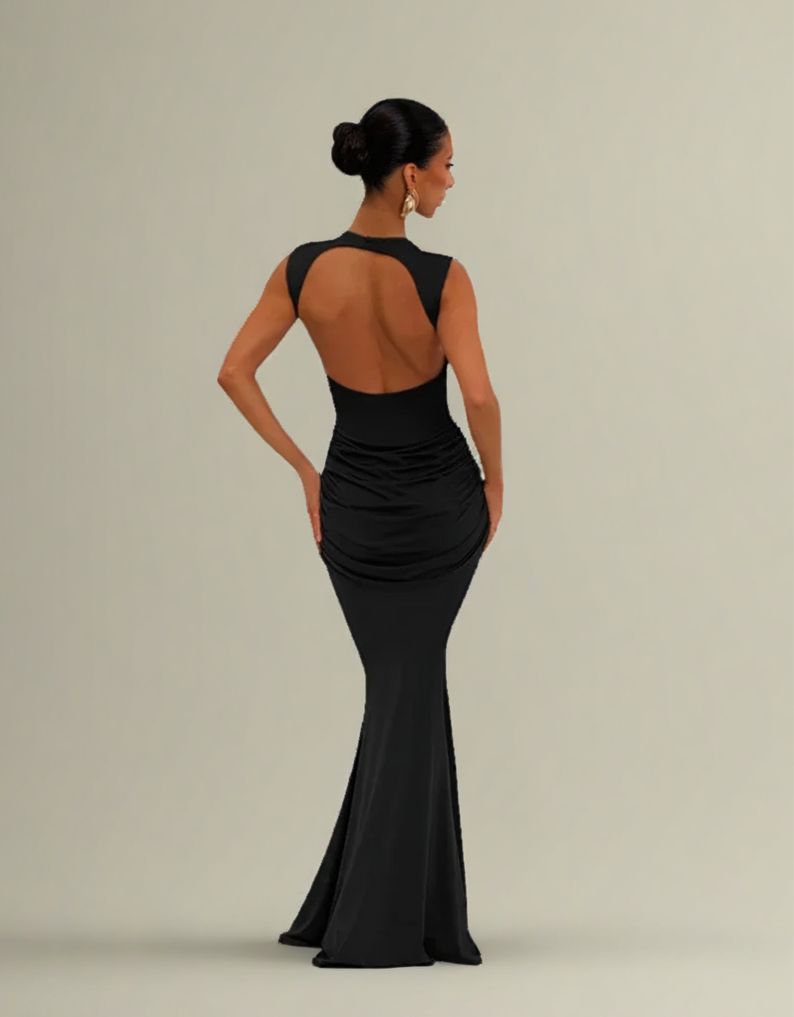Robe longue dos nu élégante en noir avec un design ajusté et un dos ouvert pour une silhouette chic