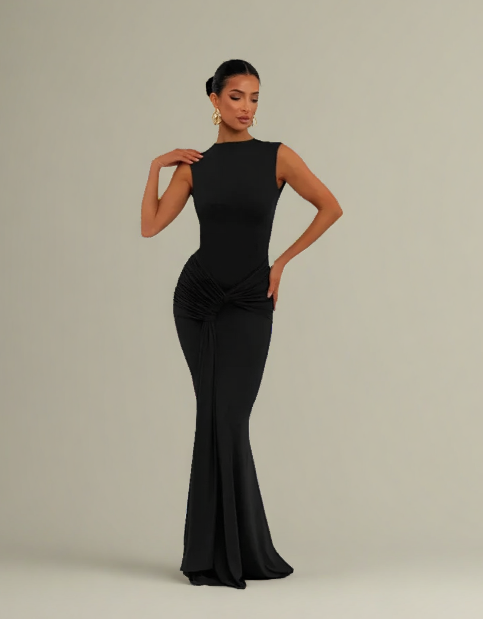Robe longue dos nu élégante en noir avec une coupe ajustée qui met en valeur la silhouette