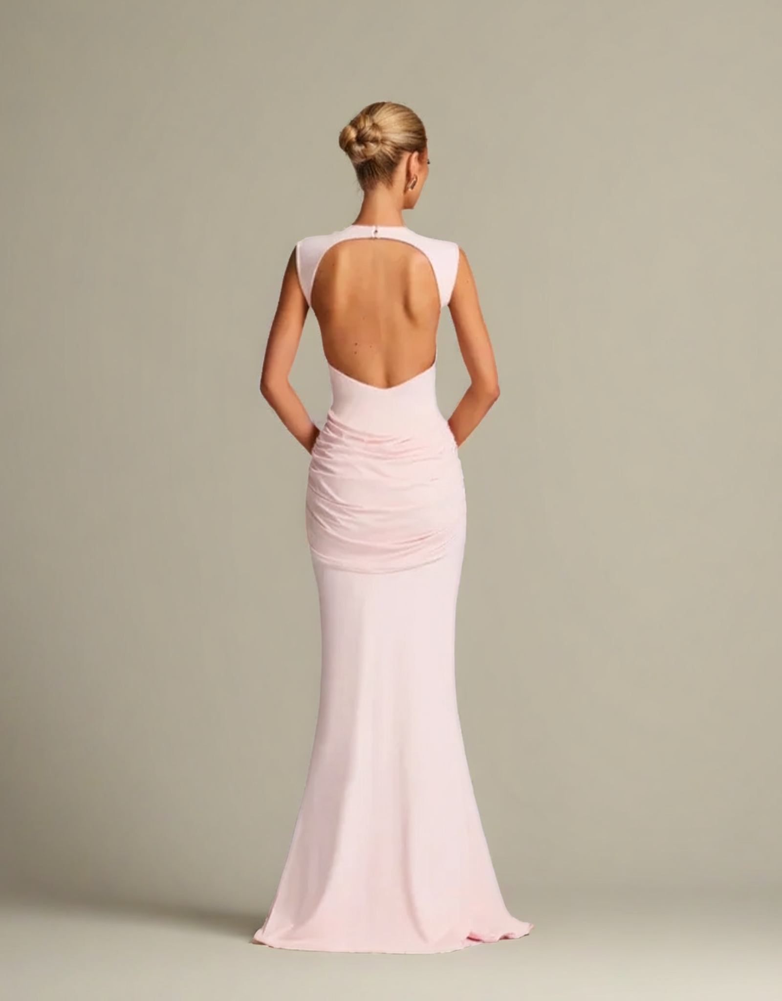 Robe longue dos nu élégante en rose avec une coupe élégante et détails soignés