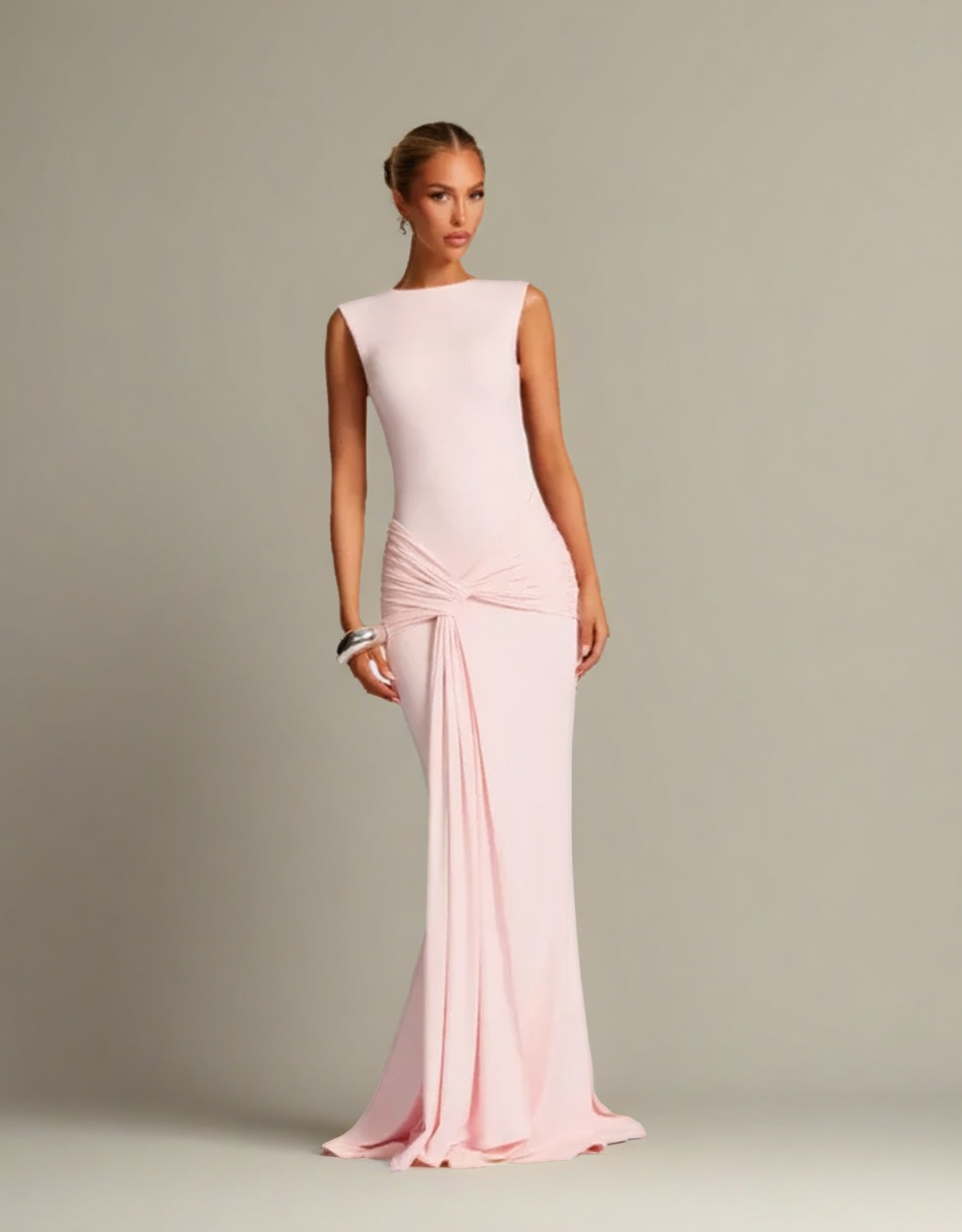 Robe longue dos nu élégante en rose avec un design moulant et un drapé stylisé