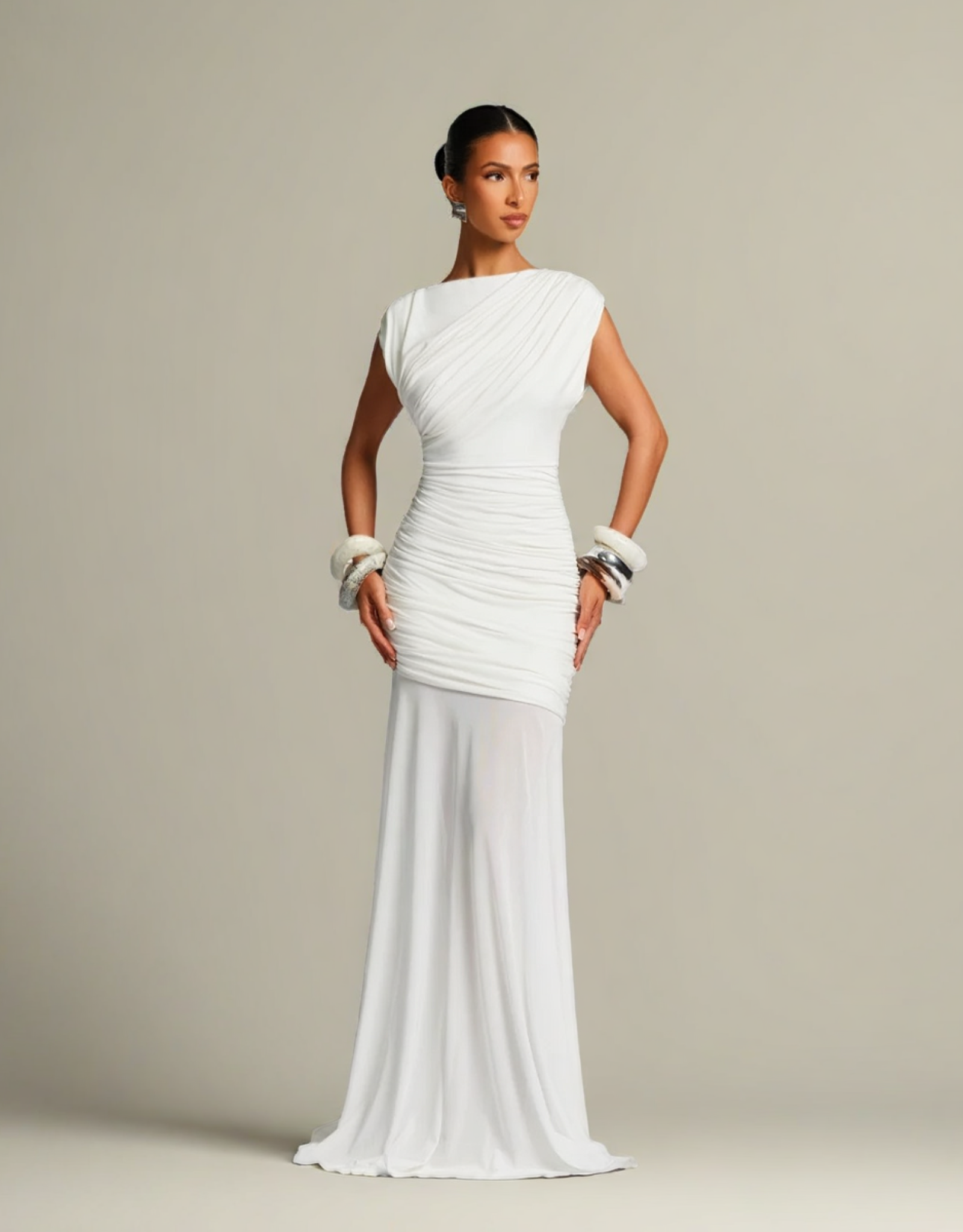 Robe longue élégante femme blanche avec drapés modernes et manches courtes