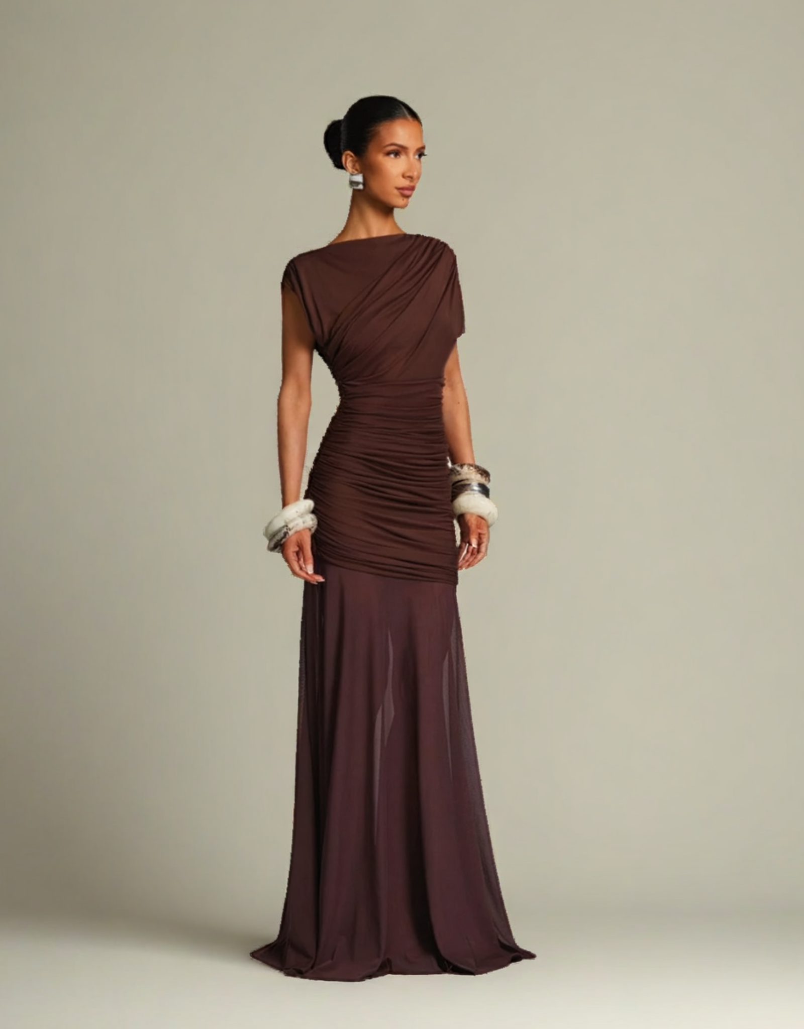 Robe longue élégante femme en couleur marron avec drapés et manches courtes